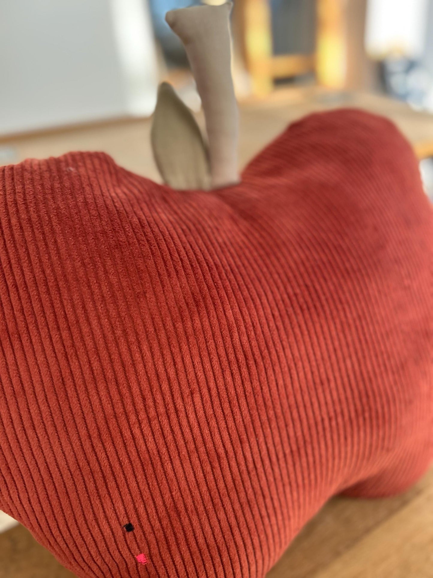 Kissen Apfel, Kissen Cord, Cordkissen, Geschenk zur Taufe, Geschenk zur Geburt, Geschenk Kinder, Kissen mit Namen, PomiPomi