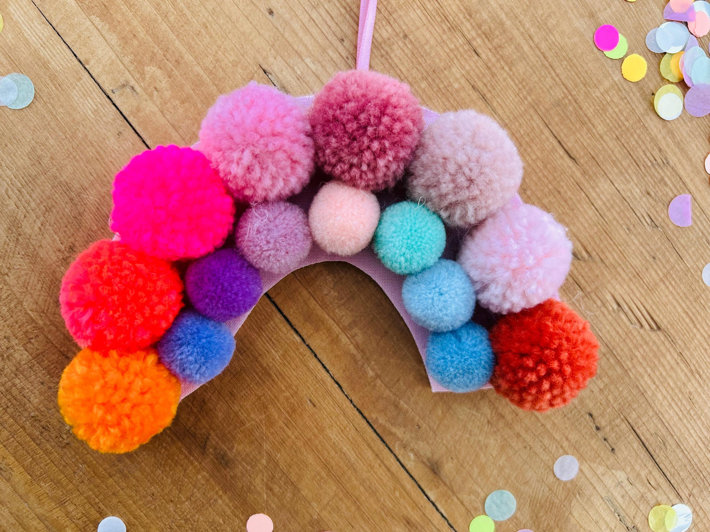 Anhänger Schultüte, Quastenanhänger Schultüte, Geschenk zur Einschulung, Schultüten Anhänger, Neon,Bommeln, Anhänger Namen, Wollquasten bunt