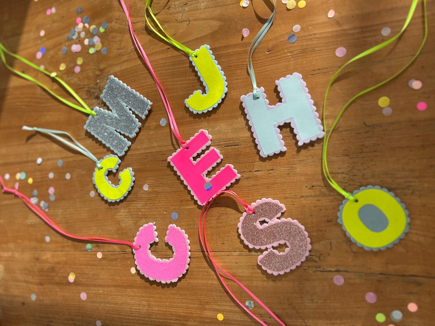 Anhänger Schultüte, Buchstabenanhänger für Schultüte, Geschenk zur Einschulung, Schultüten Anhänger, Neon, Bommeln, Anhänger Namen