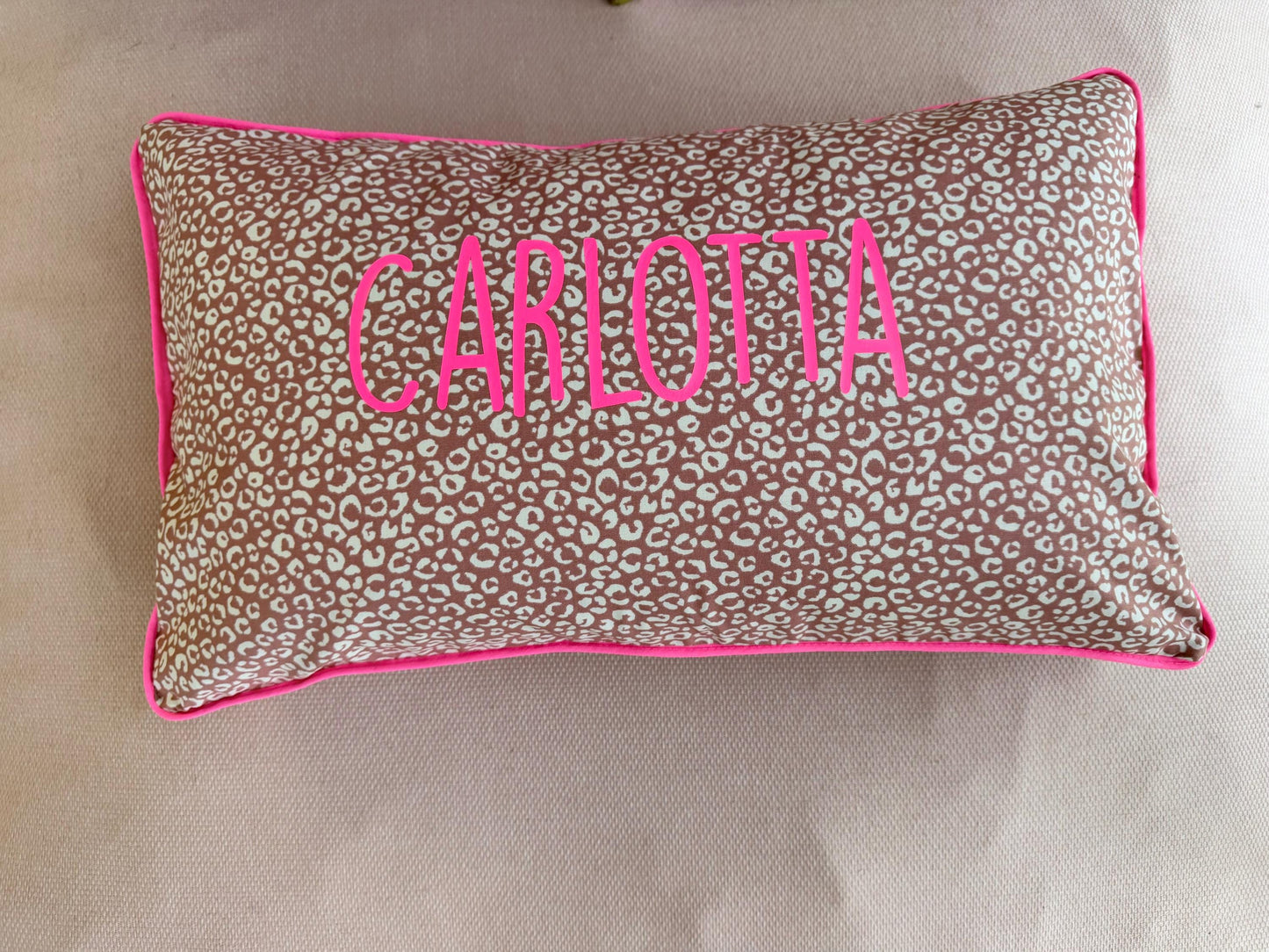 Personalisiertes Kinderkissen Leoprint mit Namen in Neonpink, Kuschelkissen für Mädchen, Neonfarben Kinderzimmer
