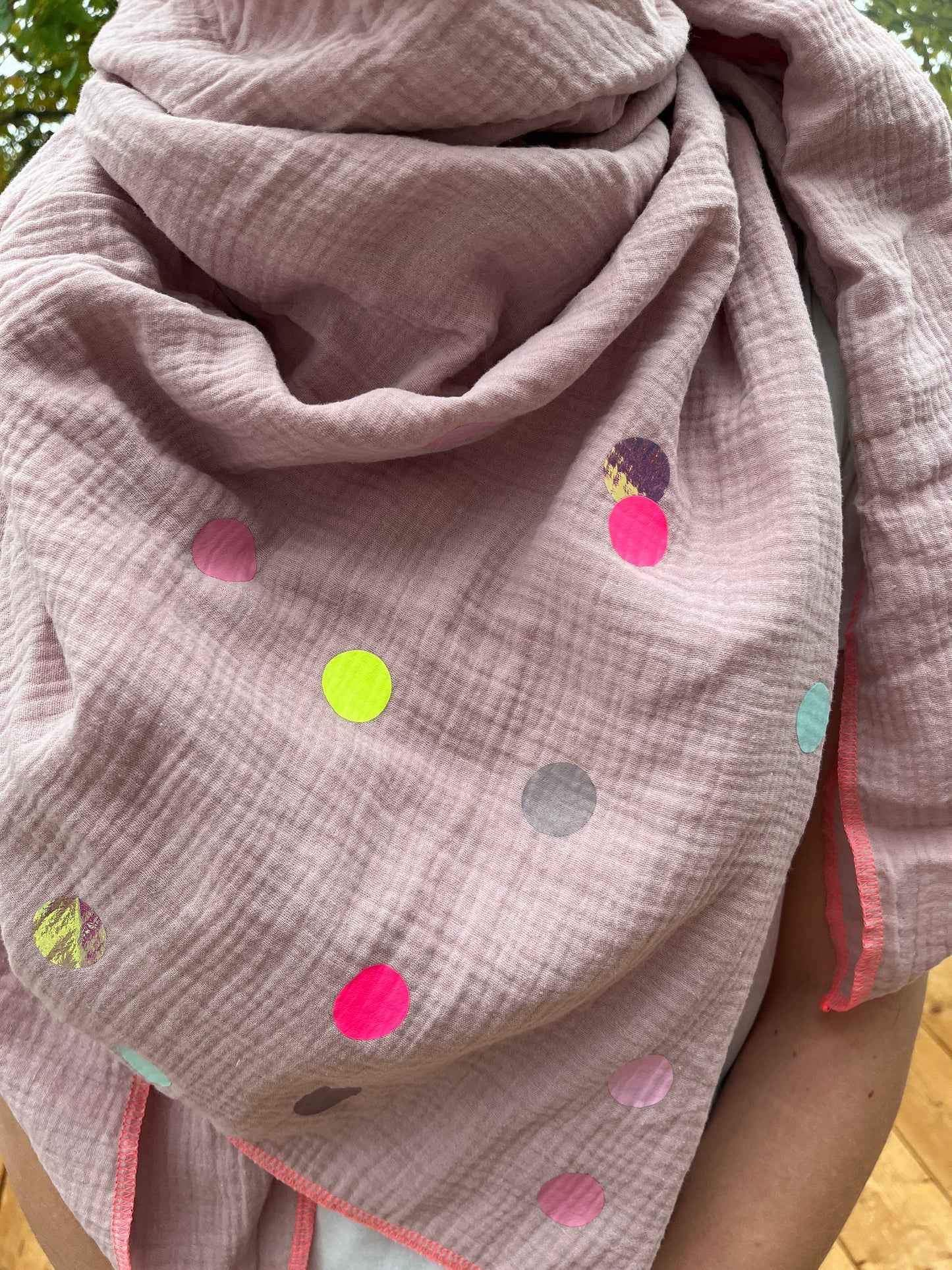 Musselintuch, Musselinschal Damen, Halstuch Musselin, Dreieckstuch Musselin, Musselin altrosa, Musselin Konfetti, bunte Punkte, Schal