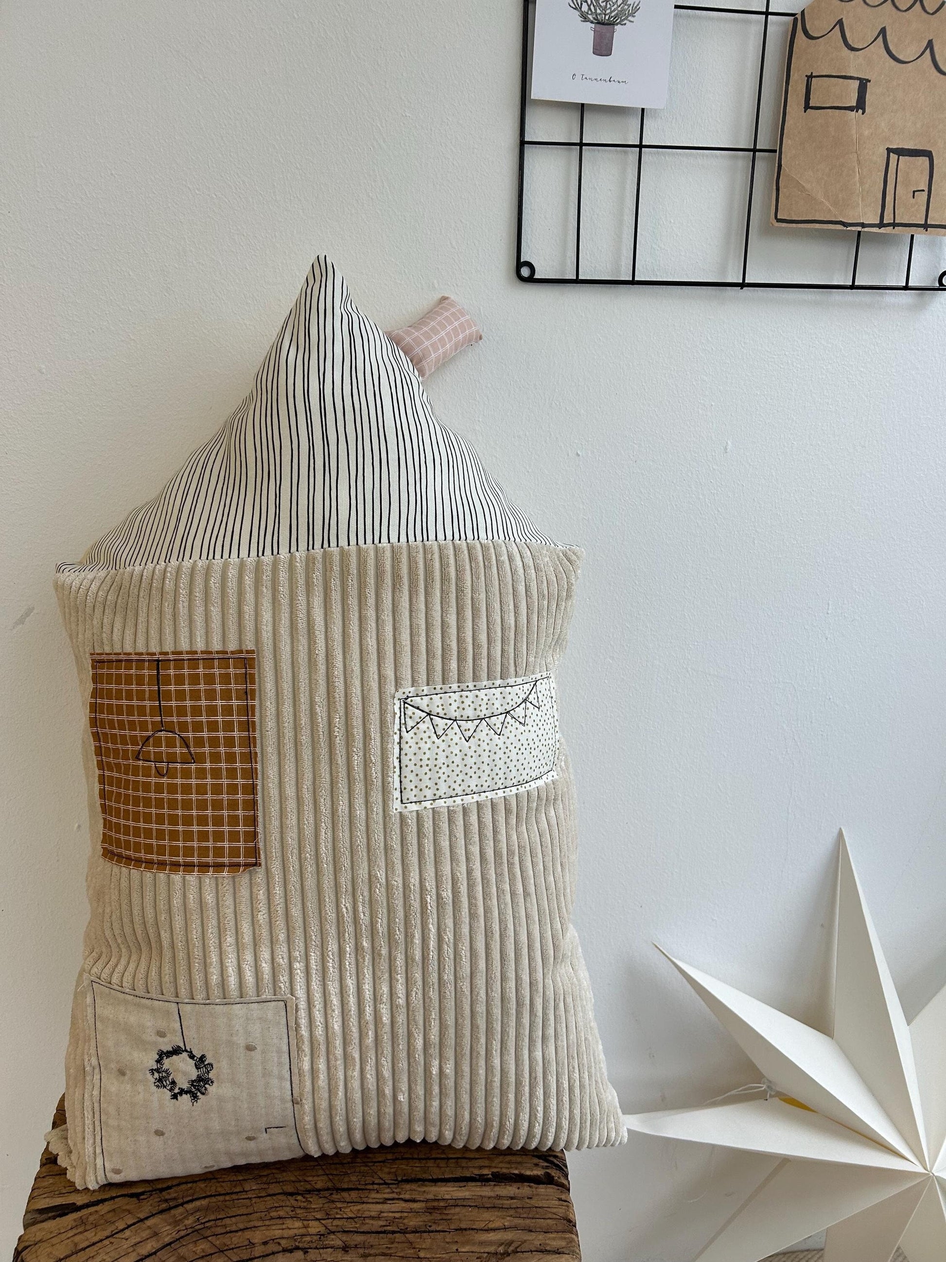 Kissen Haus, Kissen Cord, Cordkissen, Geschenk Taufe, Geschenk Geburt, Hauskissen, Kissen in Hausform, Geschenk Weihnachten, Geschenk, Sofa