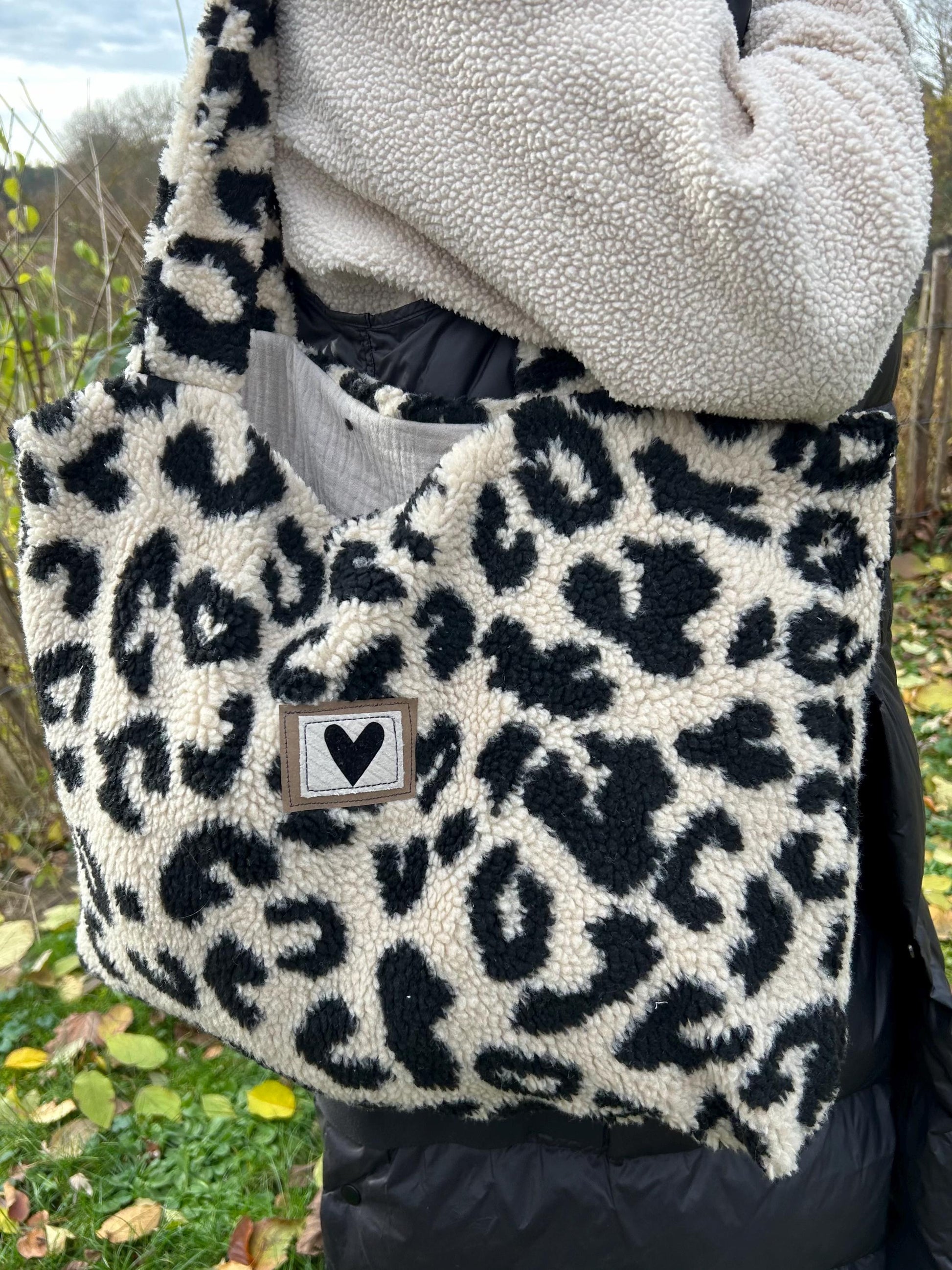 Leofleece Tasche, Beutel aus Leofleece, Leoprint Beutel, Leoprint Tasche, Tasche Winter, Tasche Animal, Teddyfleece Tasche,Leoprint PomiPomi