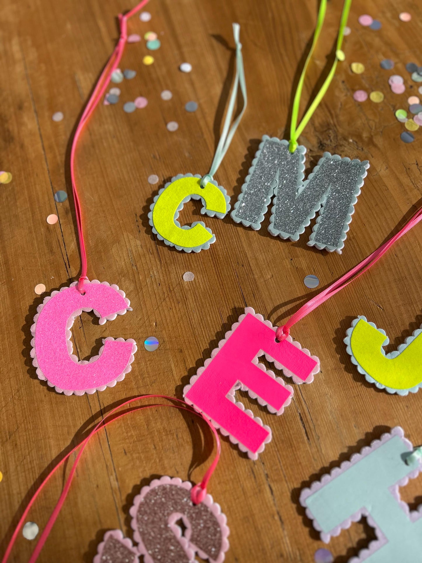 Anhänger Schultüte, Buchstabenanhänger für Schultüte, Geschenk zur Einschulung, Schultüten Anhänger, Neon, Bommeln, Anhänger Namen