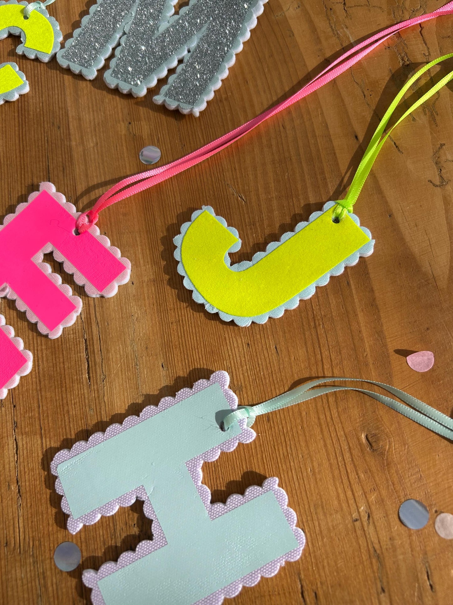 Anhänger Schultüte, Buchstabenanhänger für Schultüte, Geschenk zur Einschulung, Schultüten Anhänger, Neon, Bommeln, Anhänger Namen