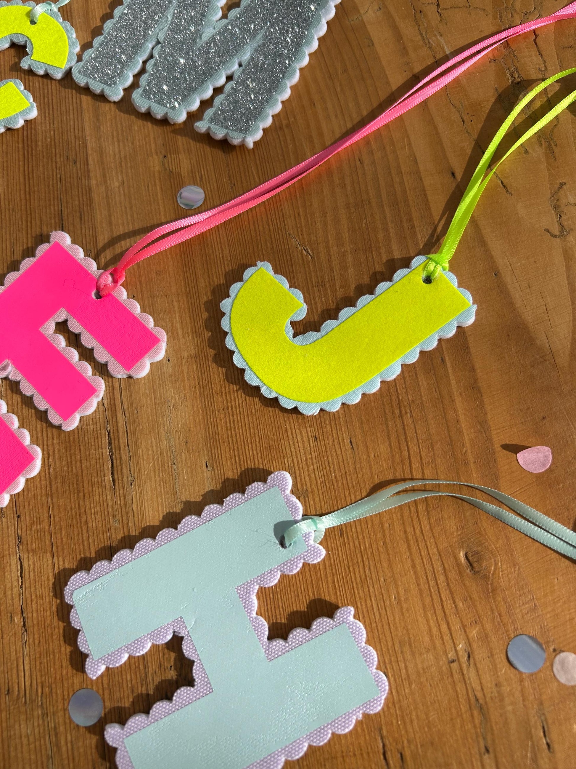 Anhänger Schultüte, Buchstabenanhänger für Schultüte, Geschenk zur Einschulung, Schultüten Anhänger, Neon, Bommeln, Anhänger Namen