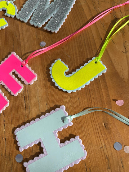 Anhänger Schultüte, Buchstabenanhänger für Schultüte, Geschenk zur Einschulung, Schultüten Anhänger, Neon, Bommeln, Anhänger Namen