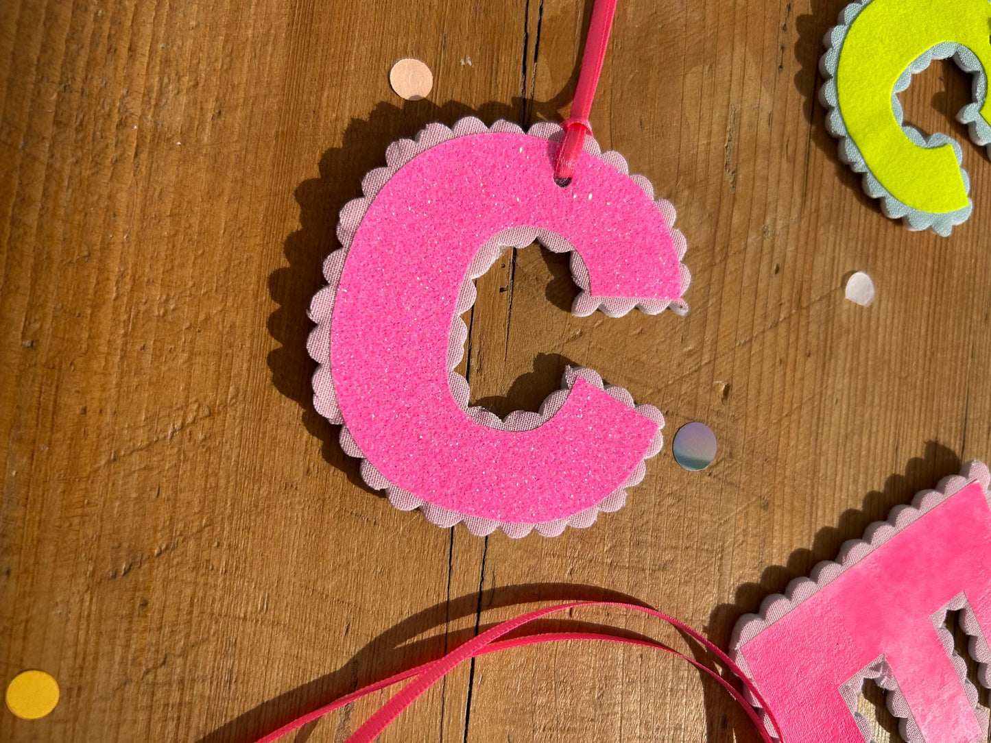 Anhänger Schultüte, Buchstabenanhänger für Schultüte, Geschenk zur Einschulung, Schultüten Anhänger, Neon, Bommeln, Anhänger Namen