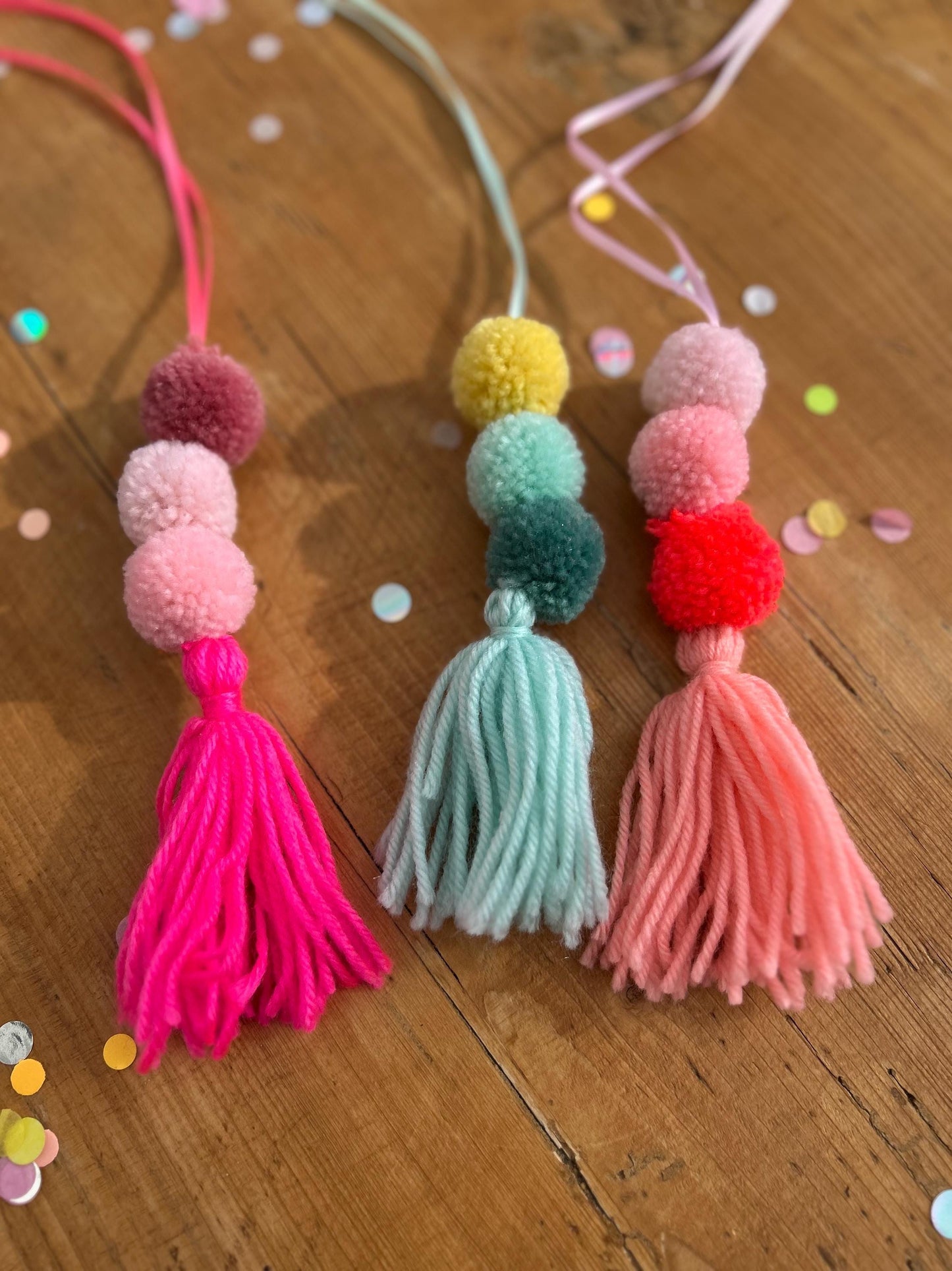 Bommeln Anhänger Schultüte, Neonanhänger für Schultüte, Geschenk zur Einschulung, Schultüten Anhänger, Neon, Bommeln, Anhänger Namen