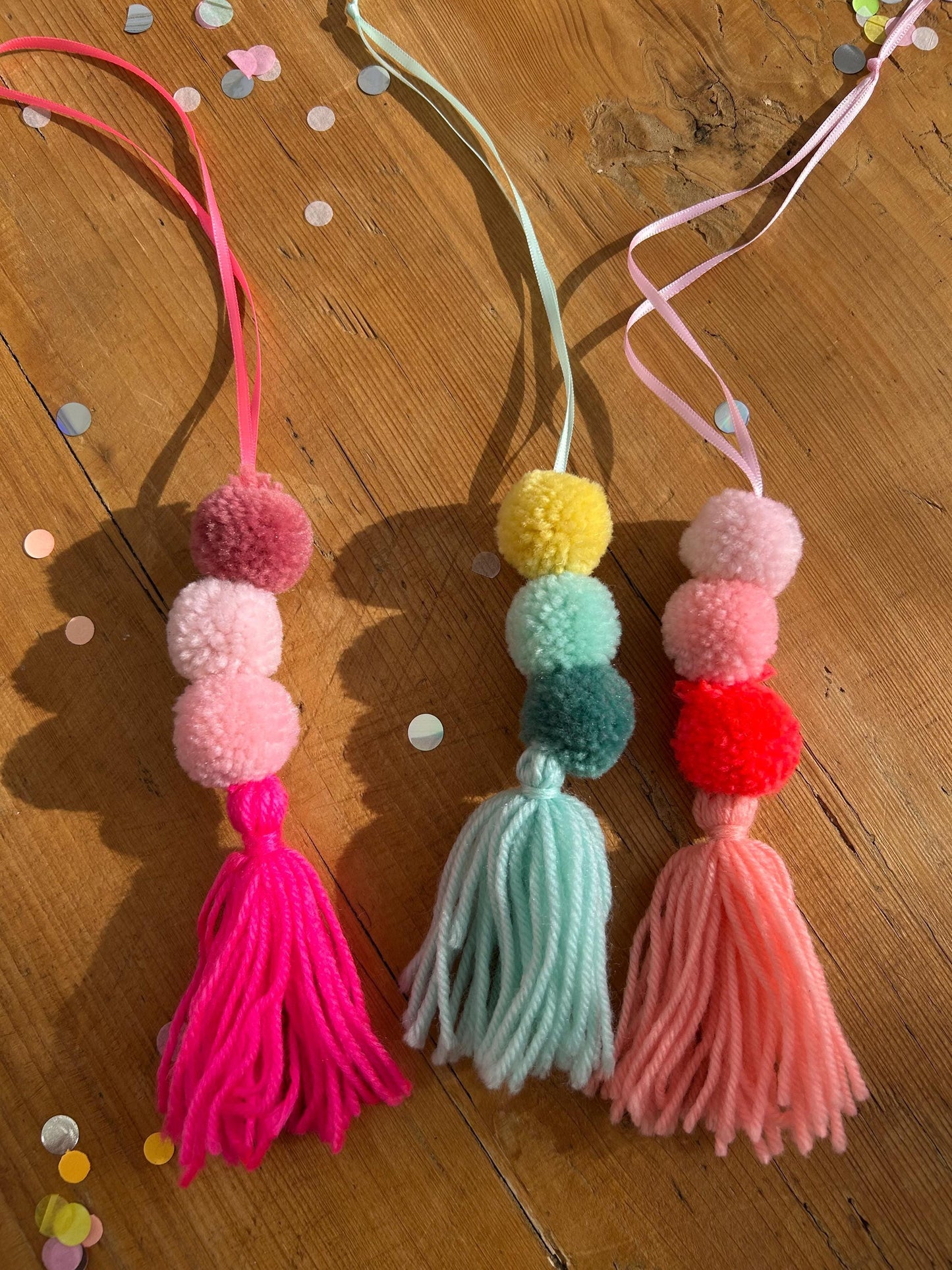 Bommeln Anhänger Schultüte, Neonanhänger für Schultüte, Geschenk zur Einschulung, Schultüten Anhänger, Neon, Bommeln, Anhänger Namen