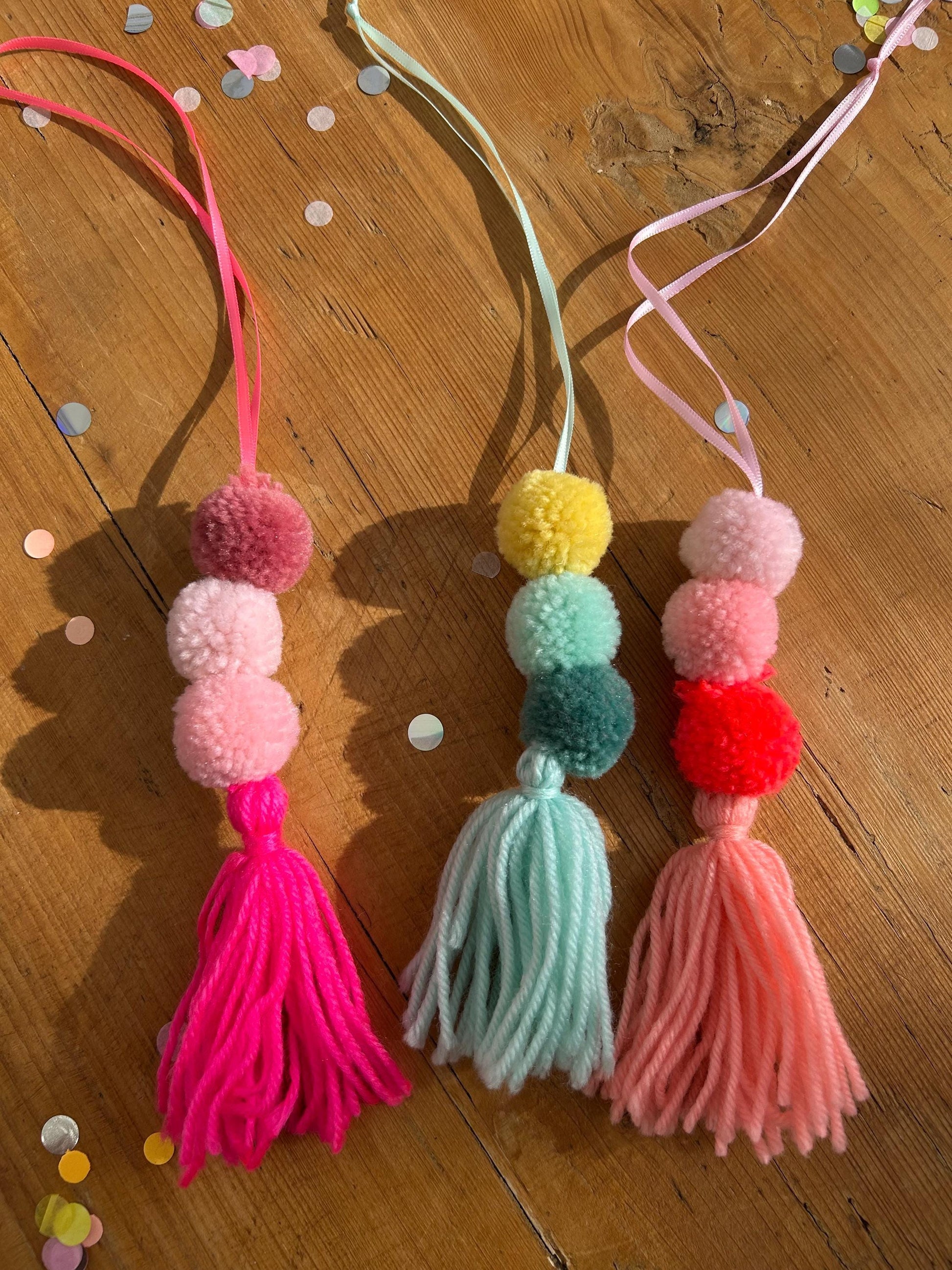 Bommeln Anhänger Schultüte, Neonanhänger für Schultüte, Geschenk zur Einschulung, Schultüten Anhänger, Neon, Bommeln, Anhänger Namen