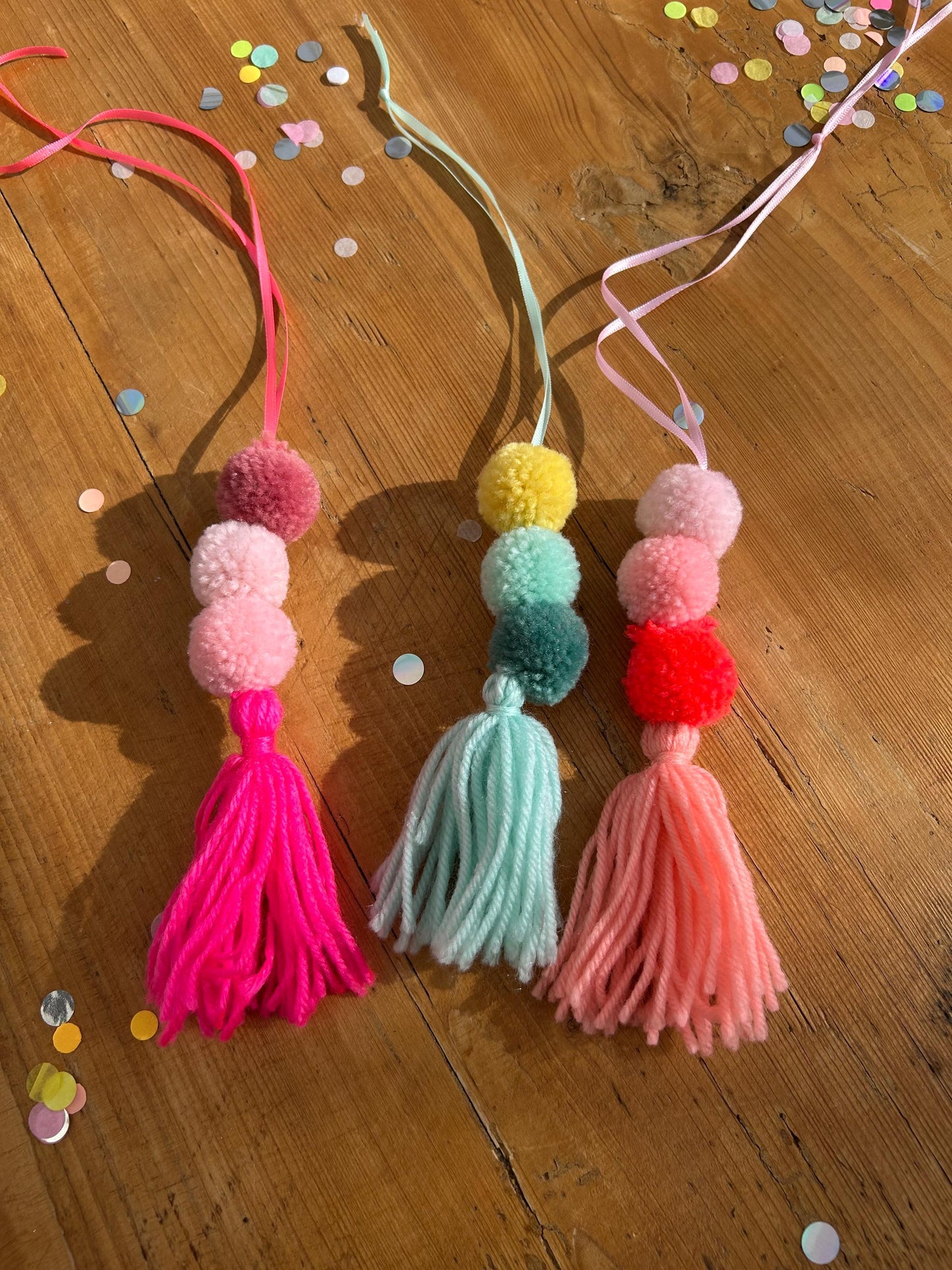 Bommeln Anhänger Schultüte, Neonanhänger für Schultüte, Geschenk zur Einschulung, Schultüten Anhänger, Neon, Bommeln, Anhänger Namen