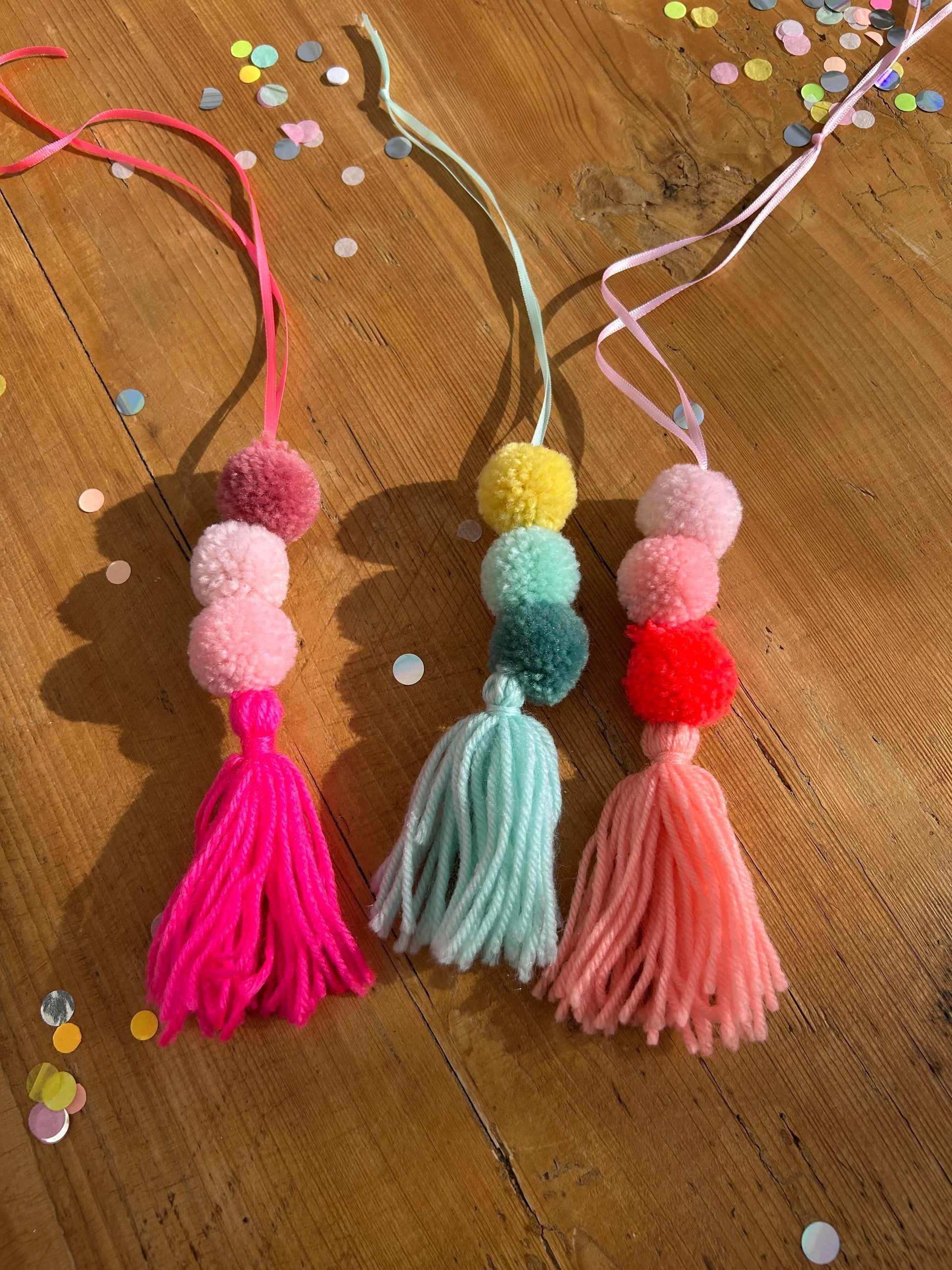 Bommeln Anhänger Schultüte, Neonanhänger für Schultüte, Geschenk zur Einschulung, Schultüten Anhänger, Neon, Bommeln, Anhänger Namen