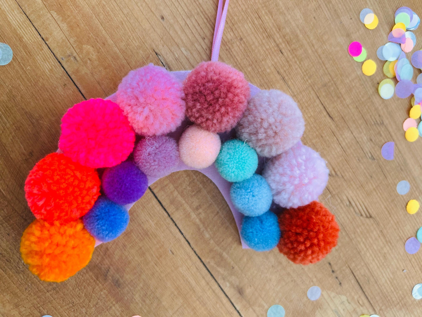 Anhänger Schultüte, Quastenanhänger Schultüte, Geschenk zur Einschulung, Schultüten Anhänger, Neon,Bommeln, Anhänger Namen, Wollquasten bunt