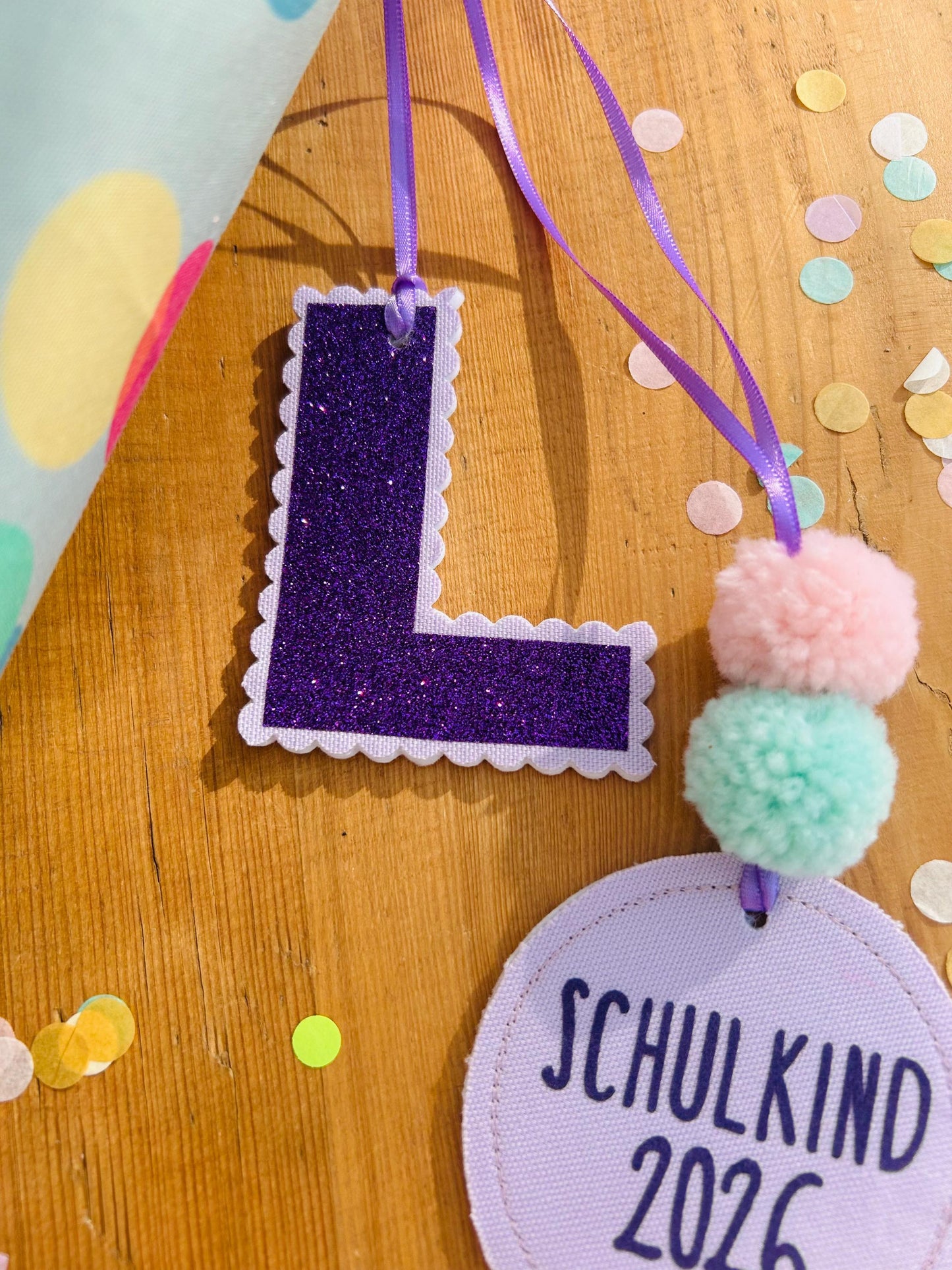 Bommeln Anhänger Schultüte, Neonanhänger für Schultüte, Geschenk zur Einschulung, Schultüten Anhänger, Anhänger Schulkind, Anhänger Namen