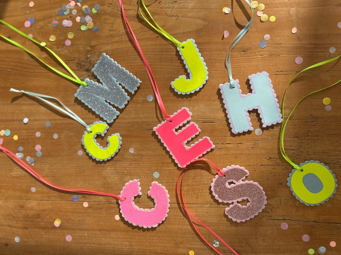 Anhänger Schultüte, Buchstabenanhänger für Schultüte, Geschenk zur Einschulung, Schultüten Anhänger, Neon, Bommeln, Anhänger Namen
