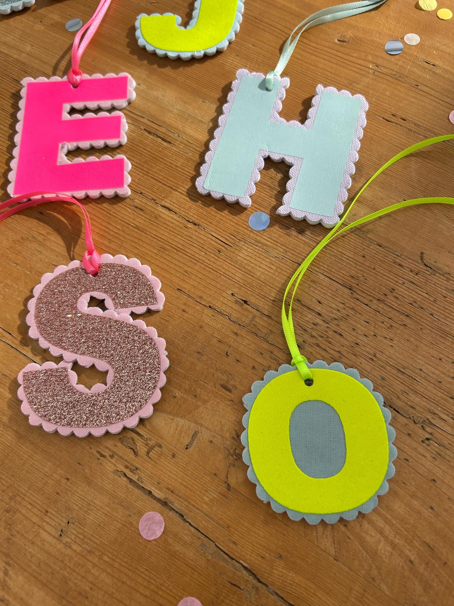 Anhänger Schultüte, Buchstabenanhänger für Schultüte, Geschenk zur Einschulung, Schultüten Anhänger, Neon, Bommeln, Anhänger Namen