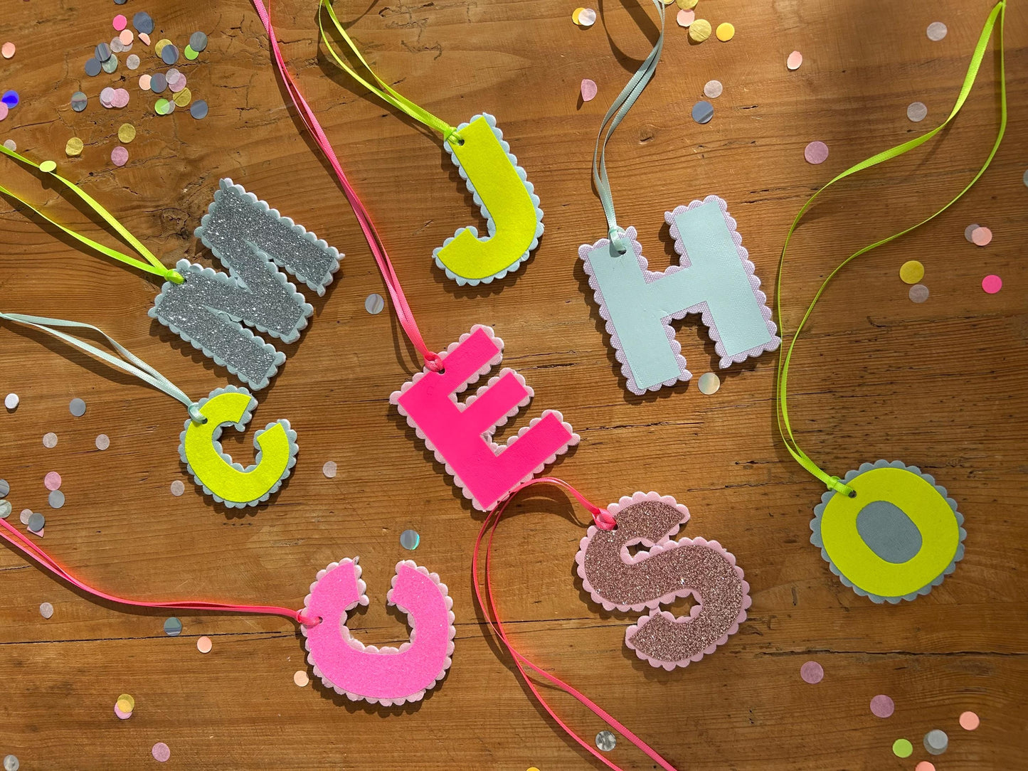 Anhänger Schultüte, Buchstabenanhänger für Schultüte, Geschenk zur Einschulung, Schultüten Anhänger, Neon, Bommeln, Anhänger Namen
