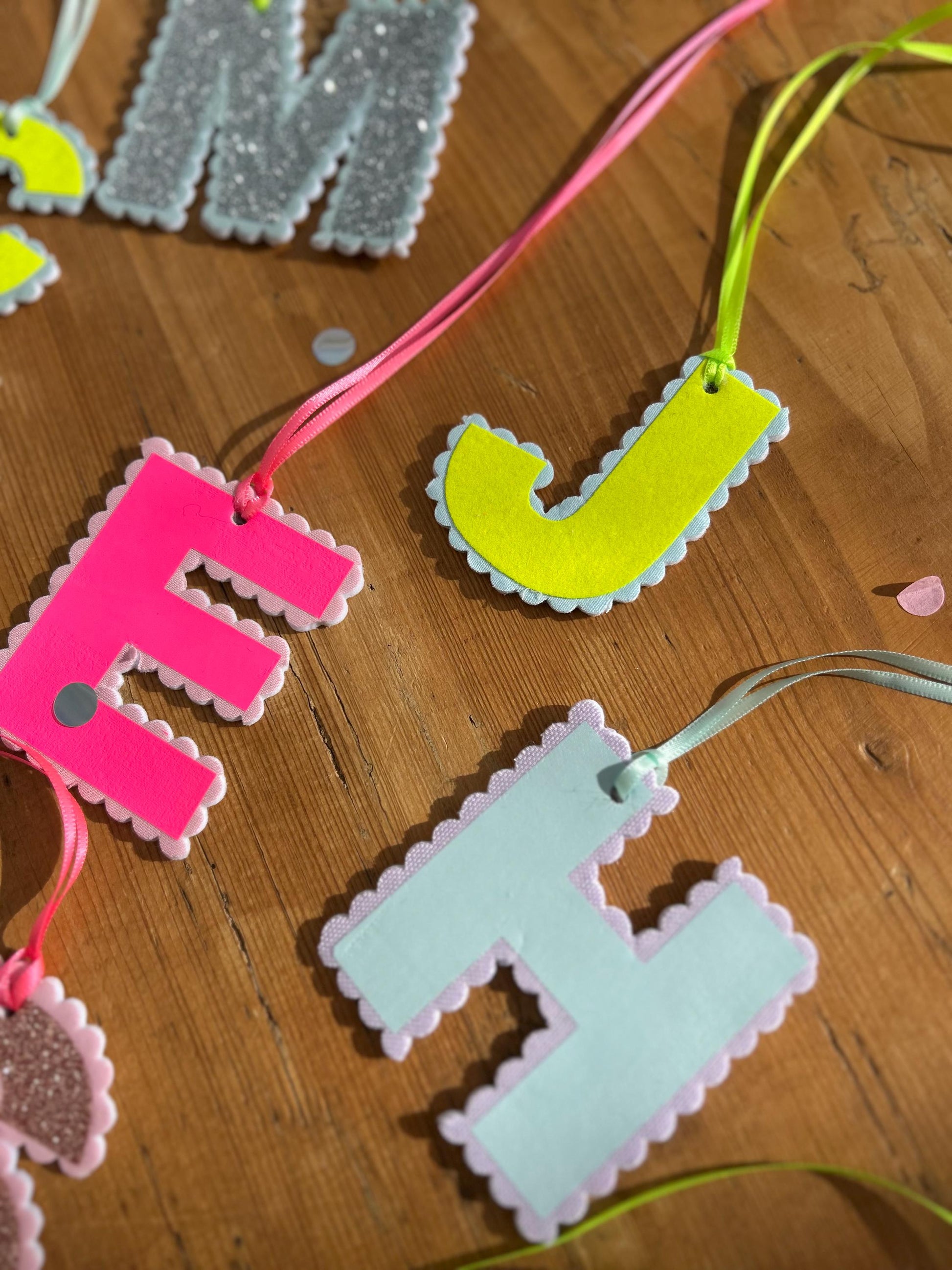 Anhänger Schultüte, Buchstabenanhänger für Schultüte, Geschenk zur Einschulung, Schultüten Anhänger, Neon, Bommeln, Anhänger Namen