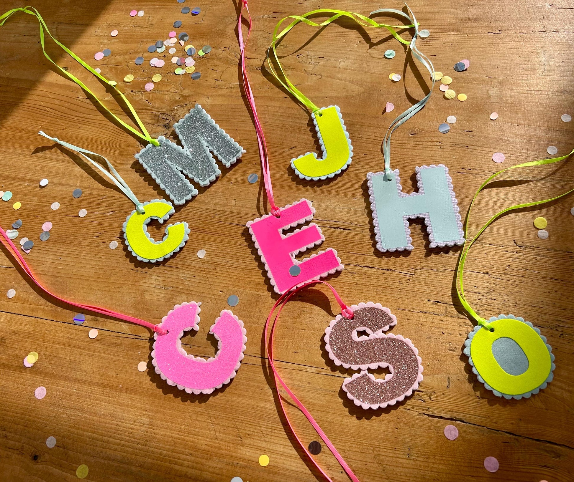 Anhänger Schultüte, Buchstabenanhänger für Schultüte, Geschenk zur Einschulung, Schultüten Anhänger, Neon, Bommeln, Anhänger Namen