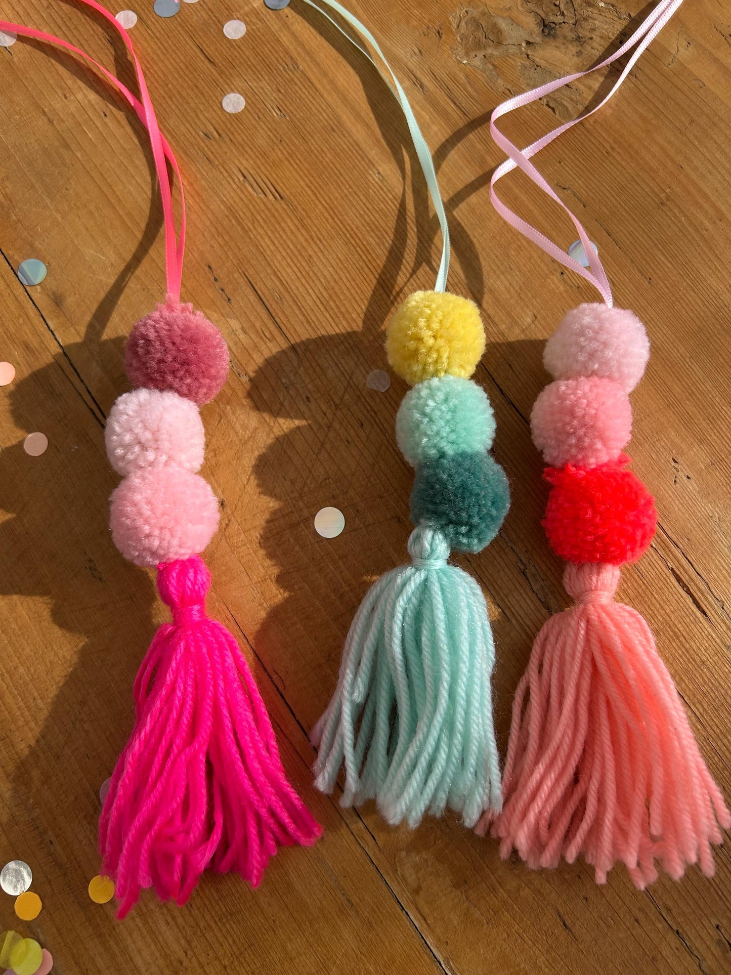 Bommeln Anhänger Schultüte, Neonanhänger für Schultüte, Geschenk zur Einschulung, Schultüten Anhänger, Neon, Bommeln, Anhänger Namen