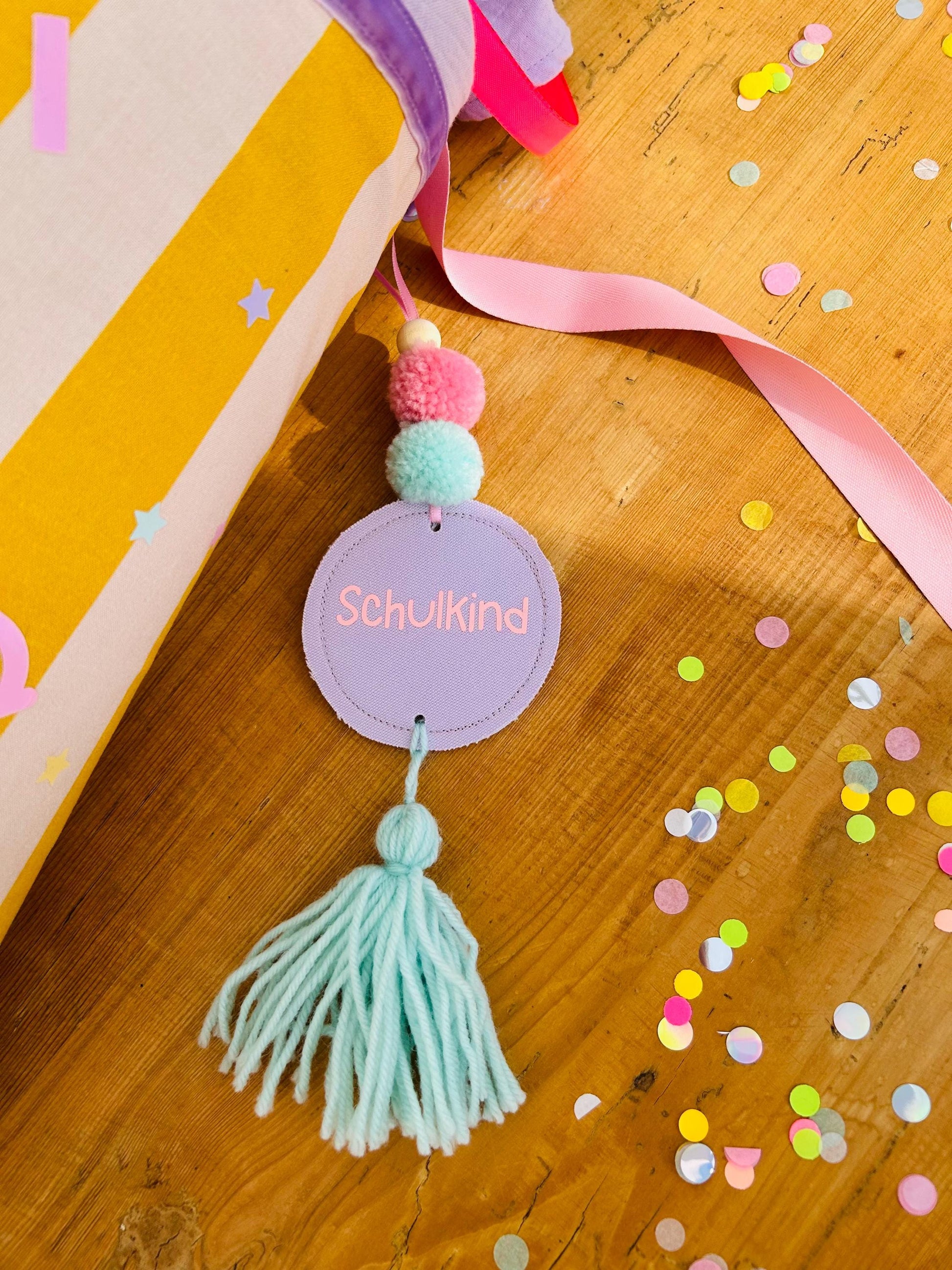Bommeln Anhänger Schultüte, Neonanhänger für Schultüte, Geschenk zur Einschulung, Schultüten Anhänger, Anhänger Schulkind, Anhänger Namen