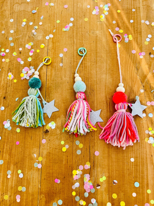 Anhänger Schultüte, Quastenanhänger Schultüte, Geschenk zur Einschulung, Schultüten Anhänger, Neon,Bommeln, Anhänger Namen, Wollquasten bunt