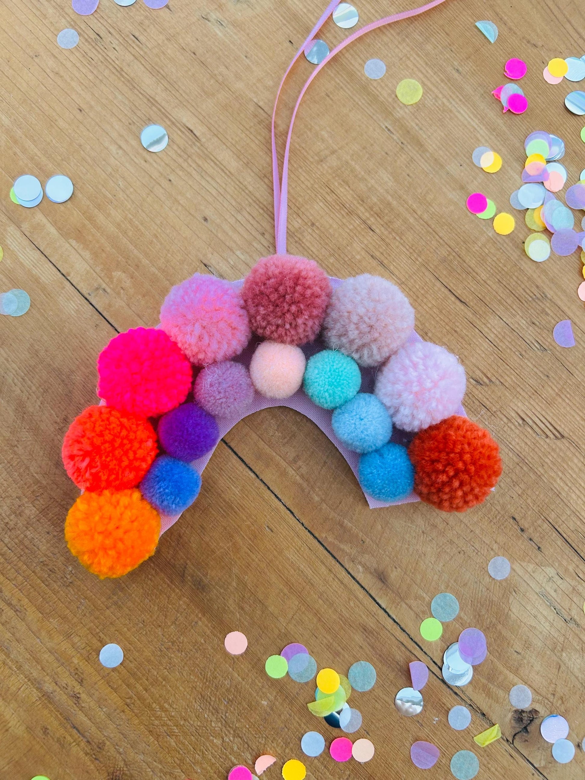 Anhänger Schultüte, Quastenanhänger Schultüte, Geschenk zur Einschulung, Schultüten Anhänger, Neon,Bommeln, Anhänger Namen, Wollquasten bunt