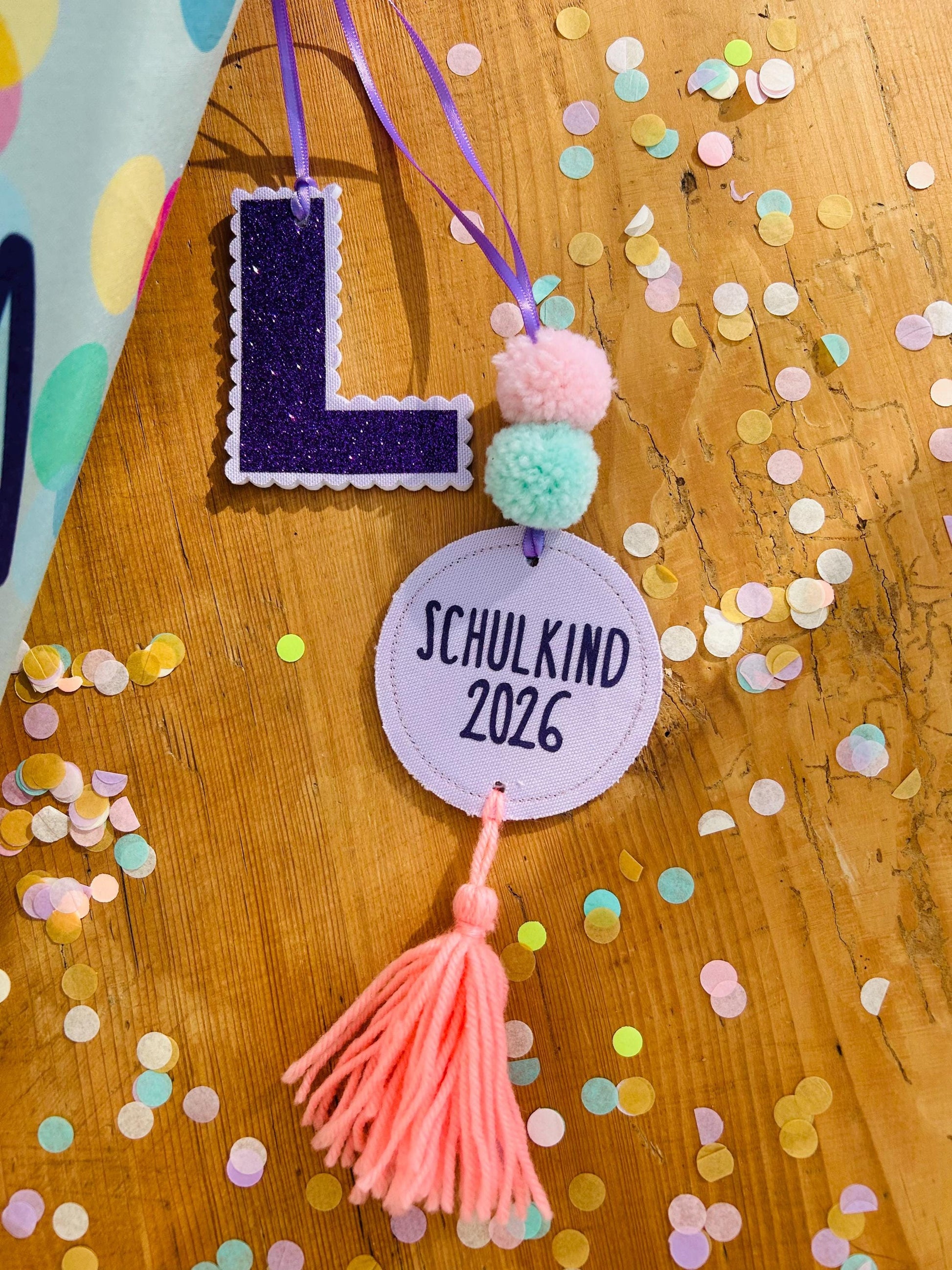 Bommeln Anhänger Schultüte, Neonanhänger für Schultüte, Geschenk zur Einschulung, Schultüten Anhänger, Anhänger Schulkind, Anhänger Namen