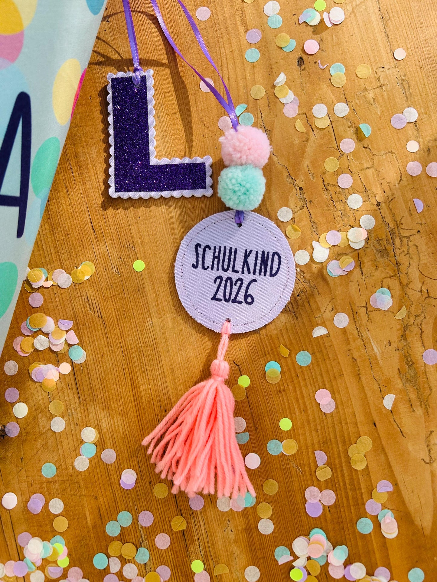 Bommeln Anhänger Schultüte, Neonanhänger für Schultüte, Geschenk zur Einschulung, Schultüten Anhänger, Anhänger Schulkind, Anhänger Namen