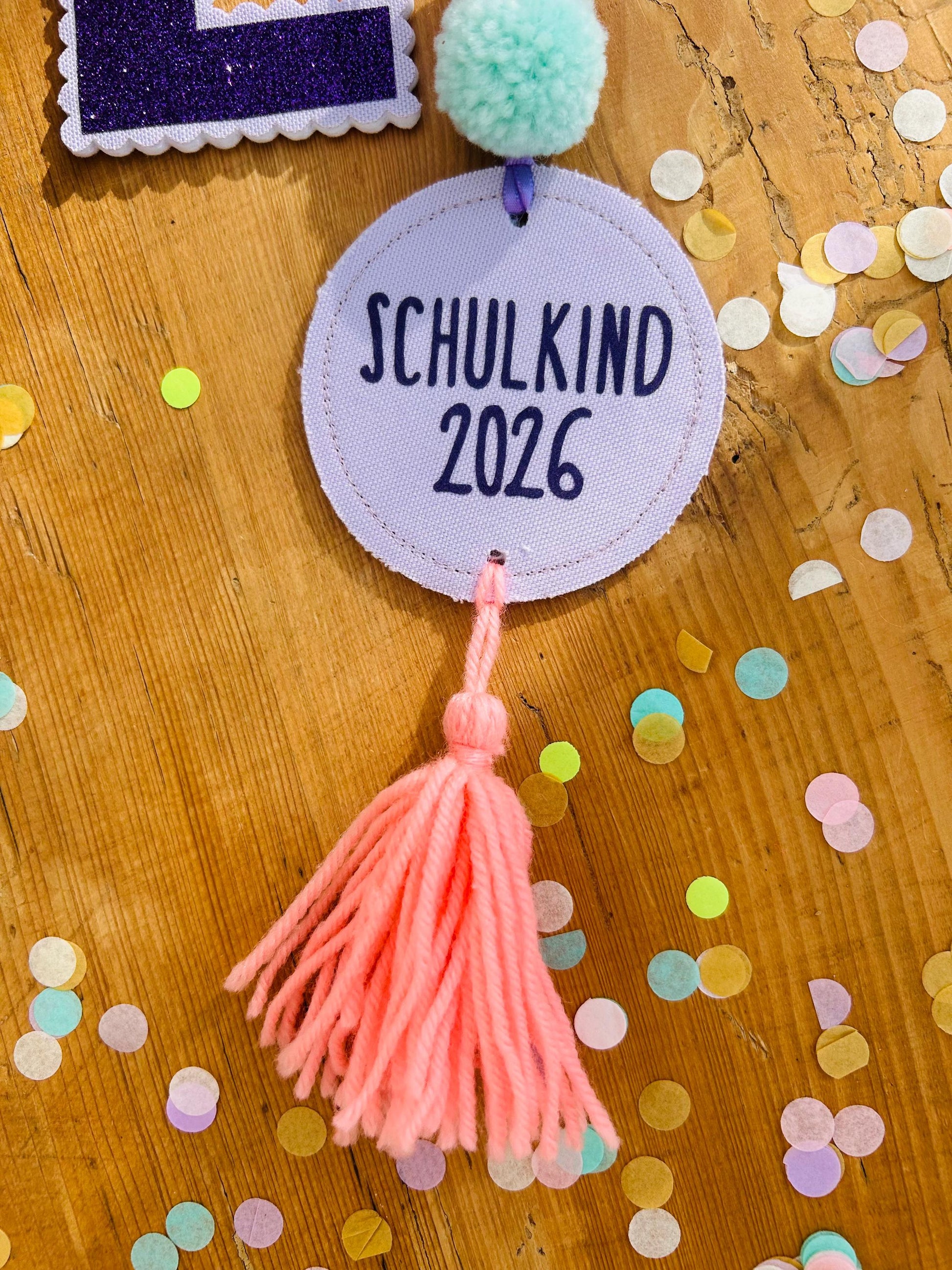 Bommeln Anhänger Schultüte, Neonanhänger für Schultüte, Geschenk zur Einschulung, Schultüten Anhänger, Anhänger Schulkind, Anhänger Namen