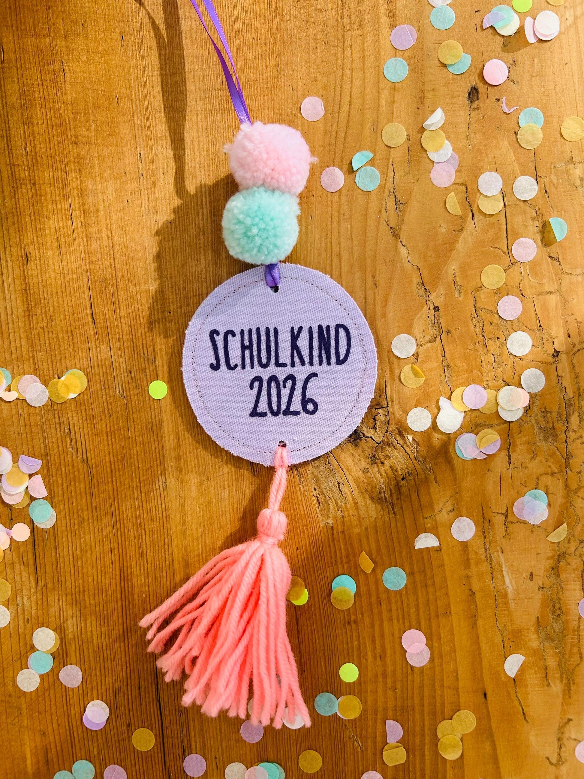 Bommeln Anhänger Schultüte, Neonanhänger für Schultüte, Geschenk zur Einschulung, Schultüten Anhänger, Anhänger Schulkind, Anhänger Namen