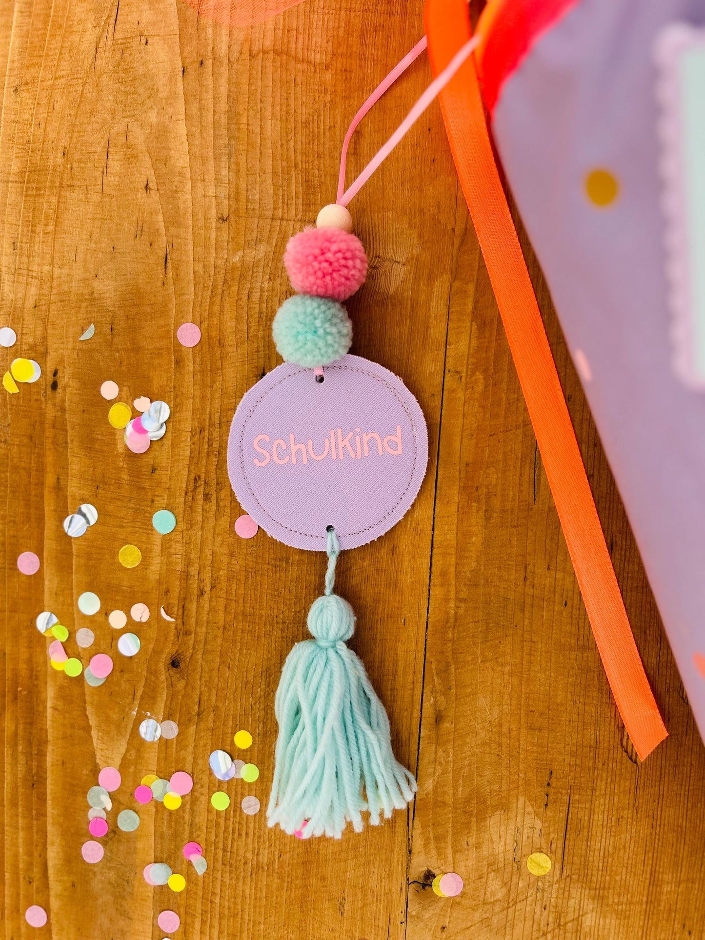 Bommeln Anhänger Schultüte, Neonanhänger für Schultüte, Geschenk zur Einschulung, Schultüten Anhänger, Anhänger Schulkind, Anhänger Namen