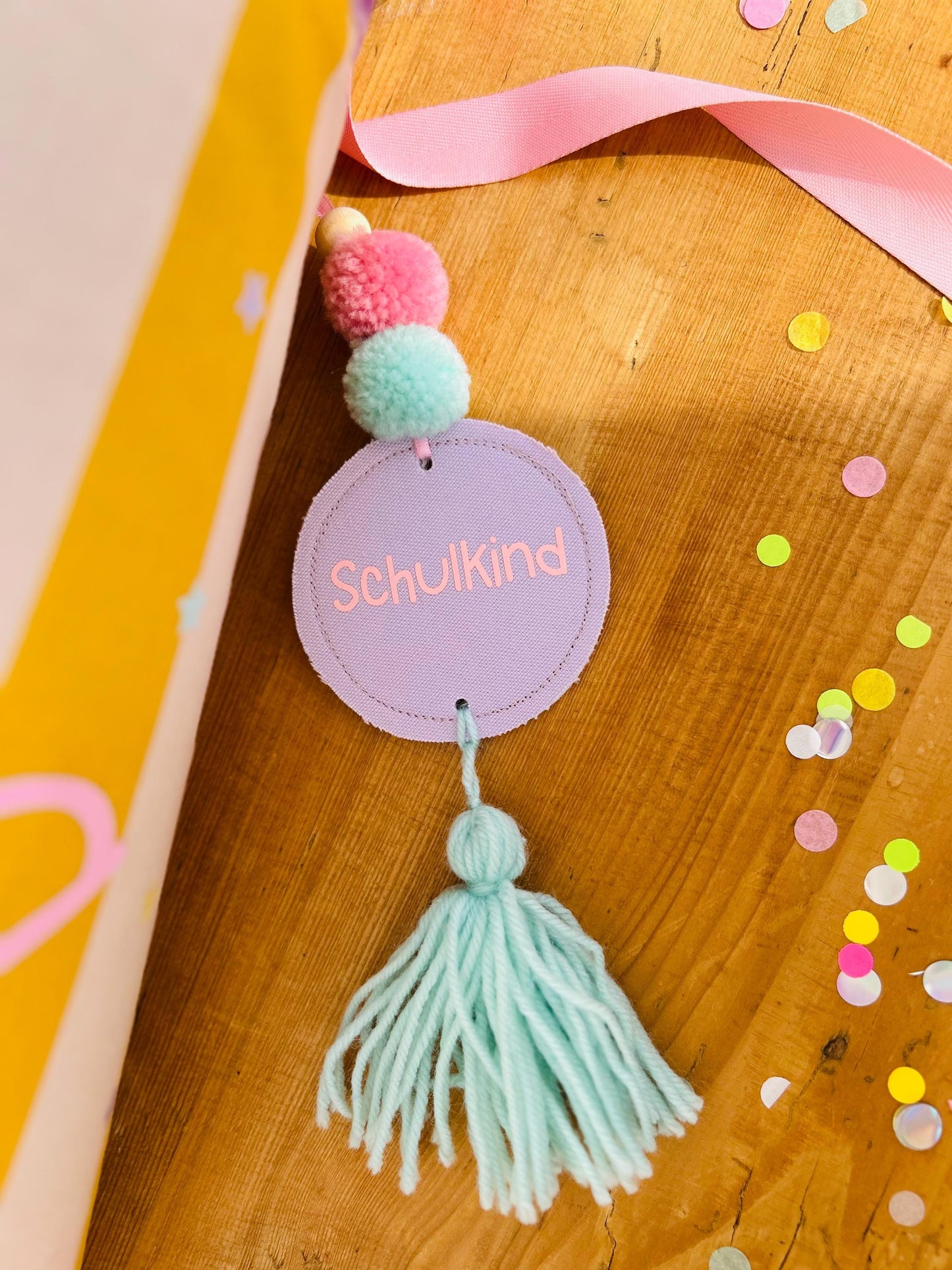 Bommeln Anhänger Schultüte, Neonanhänger für Schultüte, Geschenk zur Einschulung, Schultüten Anhänger, Anhänger Schulkind, Anhänger Namen