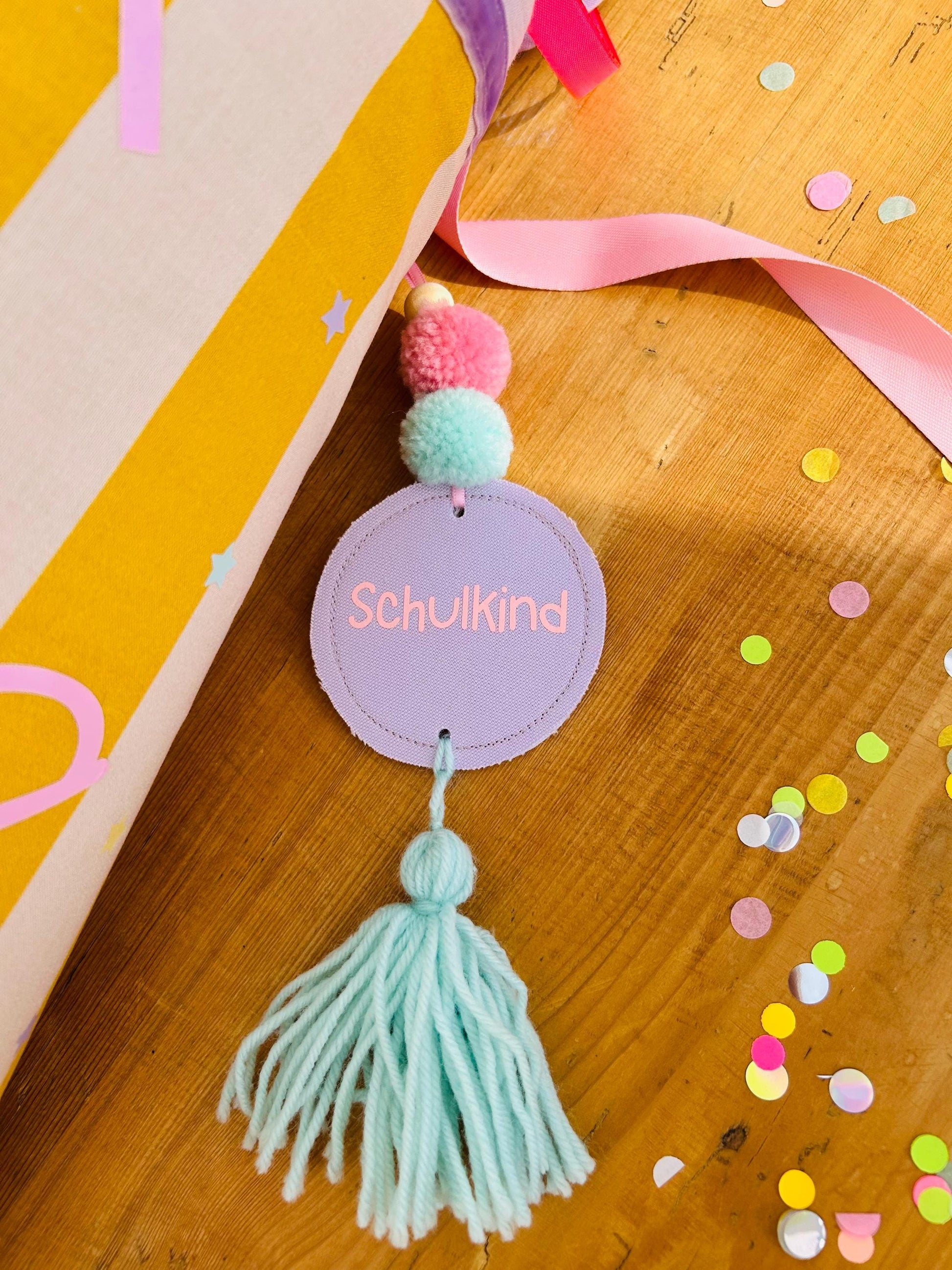 Bommeln Anhänger Schultüte, Neonanhänger für Schultüte, Geschenk zur Einschulung, Schultüten Anhänger, Anhänger Schulkind, Anhänger Namen