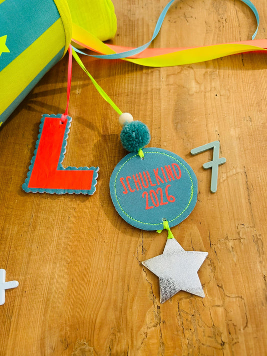 Bommel Anhänger Schultüte, Neonanhänger für Schultüte, Geschenk zur Einschulung, Schultüten Anhänger, Anhänger Schulkind, Anhänger Namen