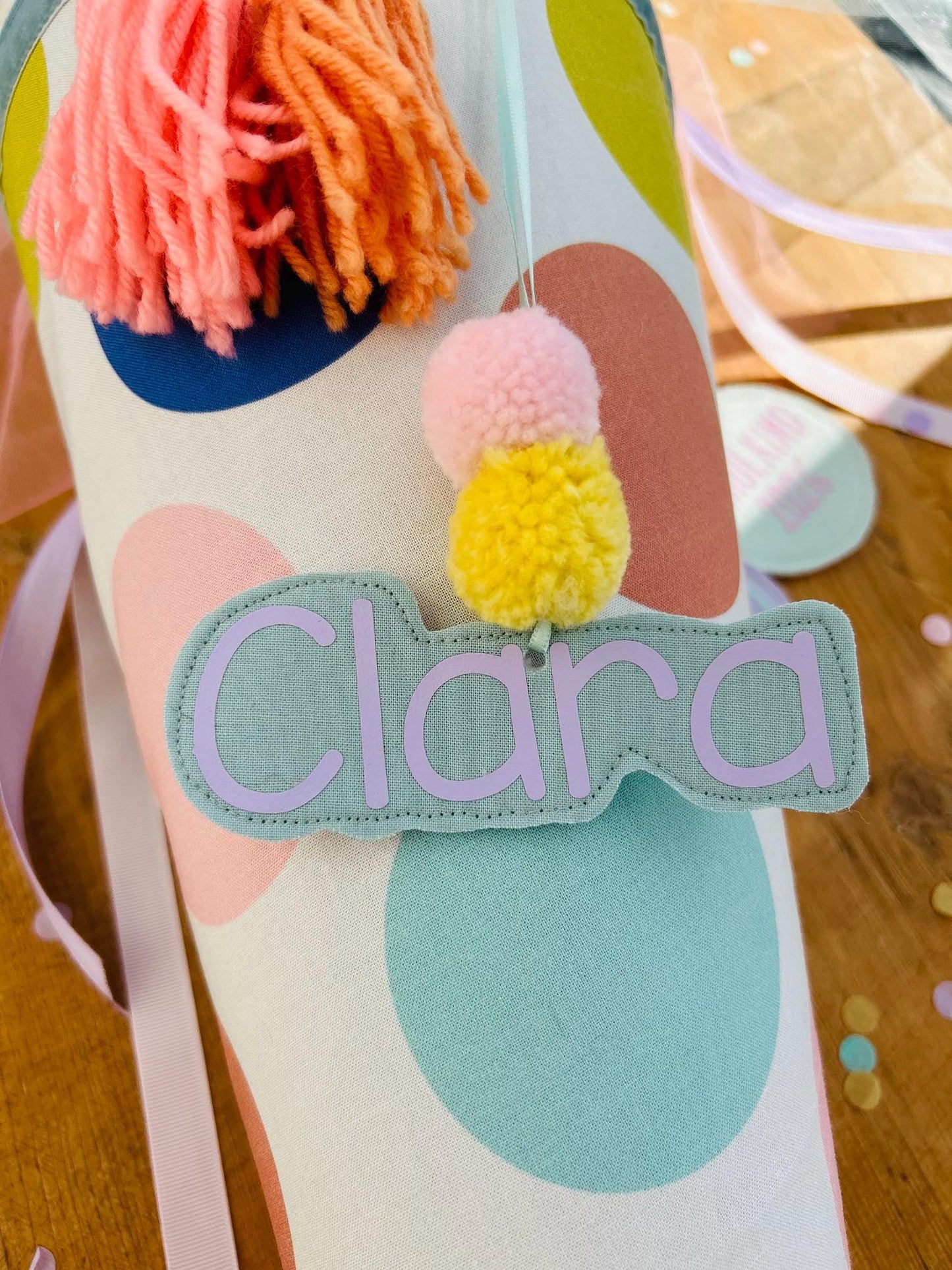 Bommeln Anhänger Schultüte, Namensanhänger für Schultüte, Geschenk zur Einschulung, Schultüten Anhänger, Anhänger Schulkind, Anhänger Namen