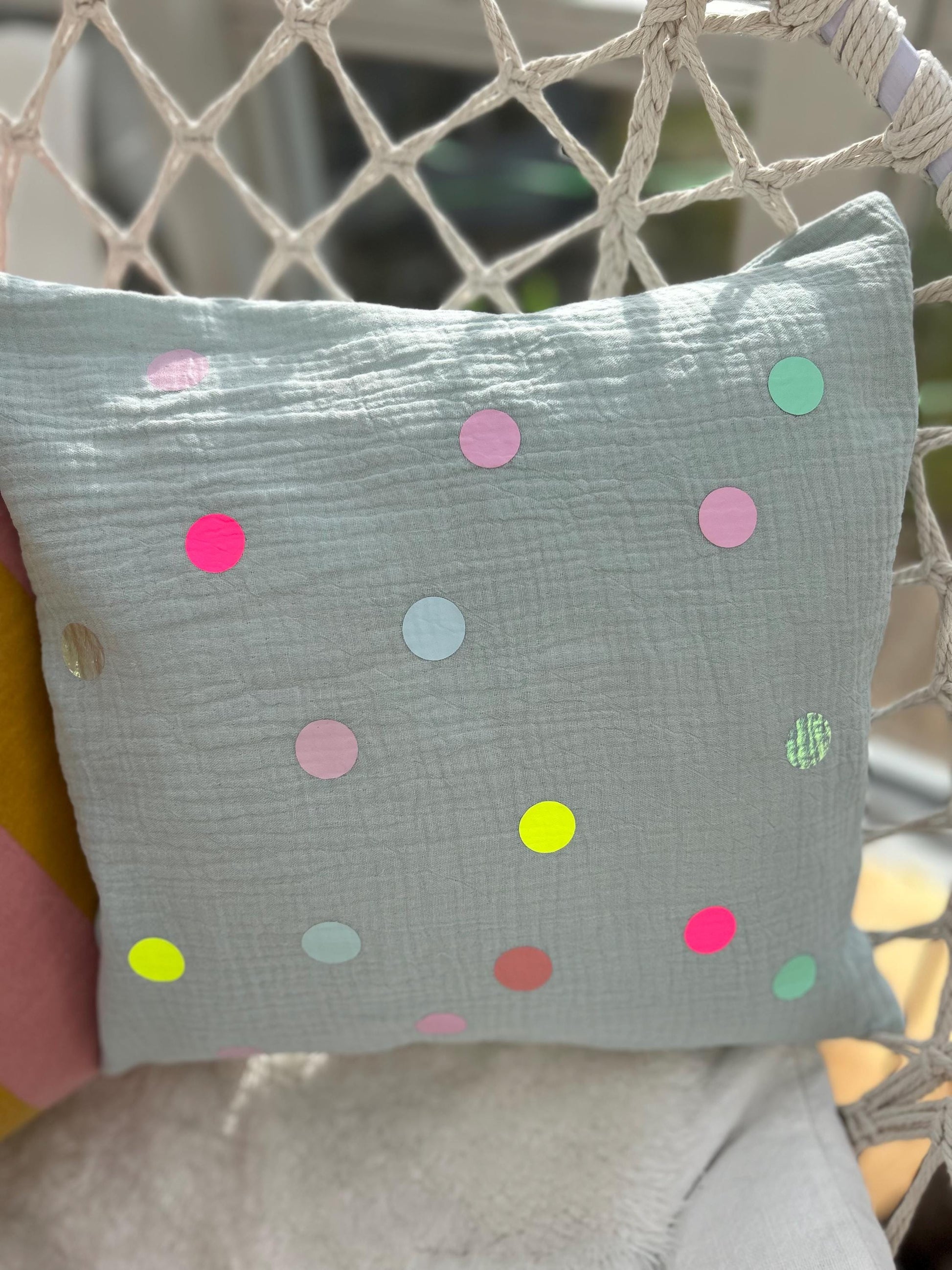 Musselinkissen Kissenbezug Kissen Wohnzimmer Garten Kissenhülle Kissen personalisiert Nameskissen Kissen Musselin Konfetti bunte Punkte