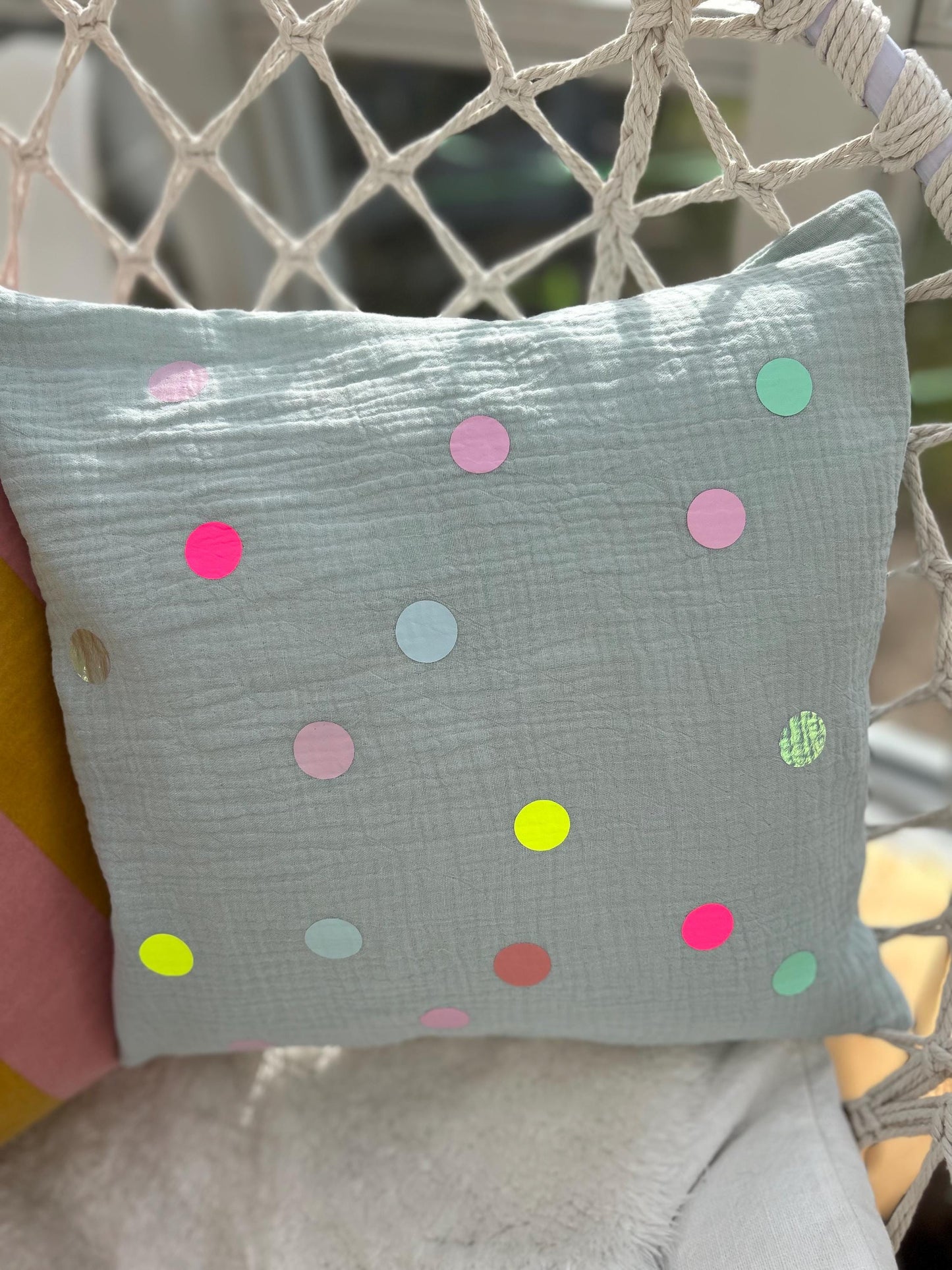 Musselinkissen Kissenbezug Kissen Wohnzimmer Garten Kissenhülle Kissen personalisiert Nameskissen Kissen Musselin Konfetti bunte Punkte