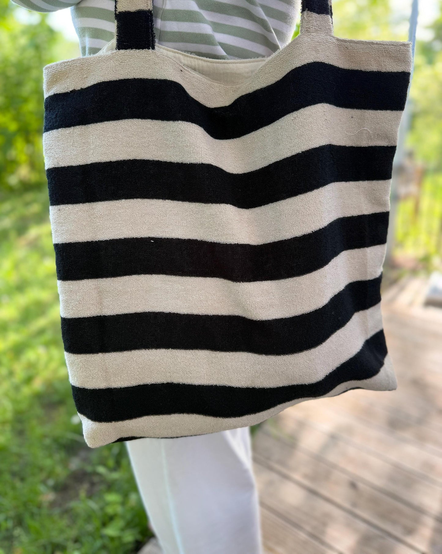 Tasche aus Frottee, sommerliche Frottee-Tasche, Tasche gestreift, Tasche Blockstreifen, Strandtasche, Badetasche schwarz/weiß, Colorblocking