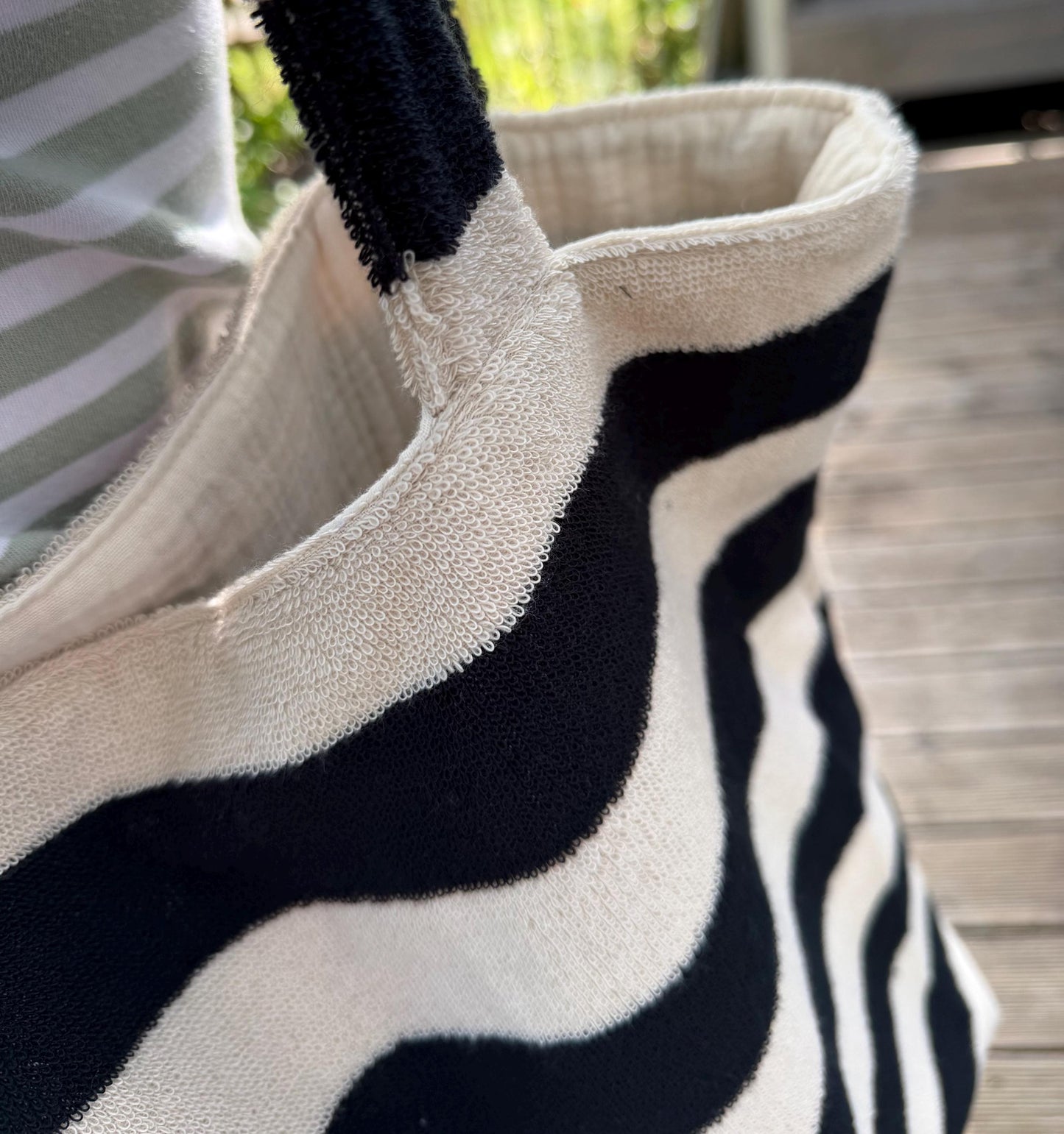 Tasche aus Frottee, sommerliche Frottee-Tasche, Tasche gestreift, Tasche Blockstreifen, Strandtasche, Badetasche schwarz/weiß, Colorblocking