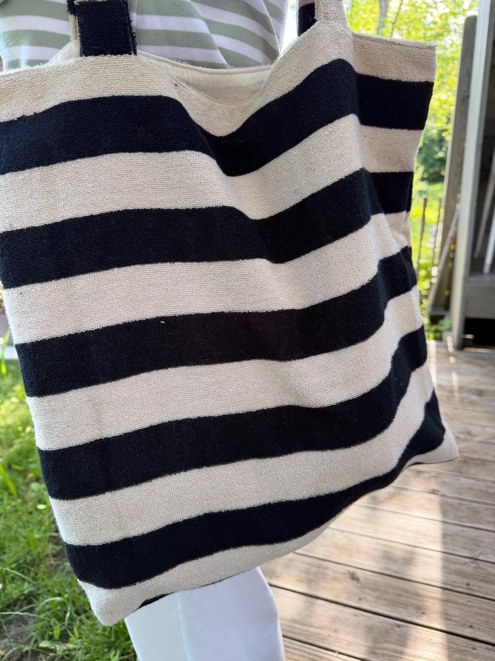 Tasche aus Frottee, sommerliche Frottee-Tasche, Tasche gestreift, Tasche Blockstreifen, Strandtasche, Badetasche schwarz/weiß, Colorblocking