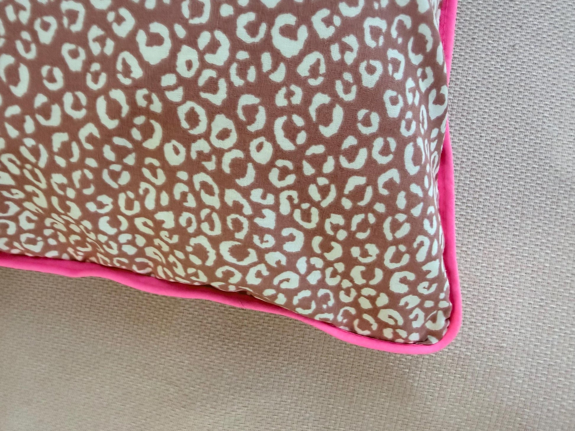 Personalisiertes Kinderkissen Leoprint mit Namen in Neonpink, Kuschelkissen für Mädchen, Neonfarben Kinderzimmer