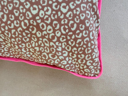 Personalisiertes Kinderkissen Leoprint mit Namen in Neonpink, Kuschelkissen für Mädchen, Neonfarben Kinderzimmer