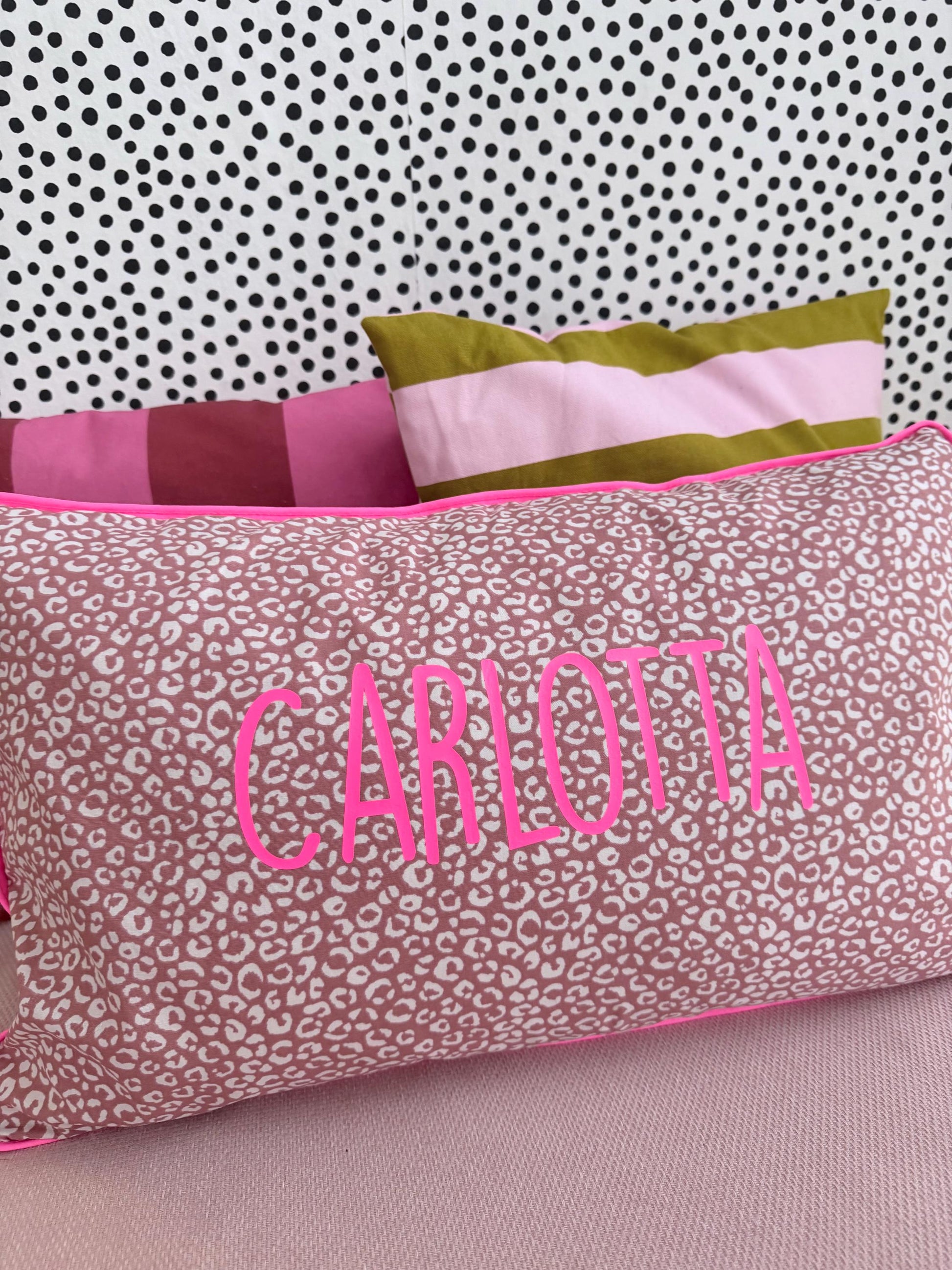 Personalisiertes Kinderkissen Leoprint mit Namen in Neonpink, Kuschelkissen für Mädchen, Neonfarben Kinderzimmer
