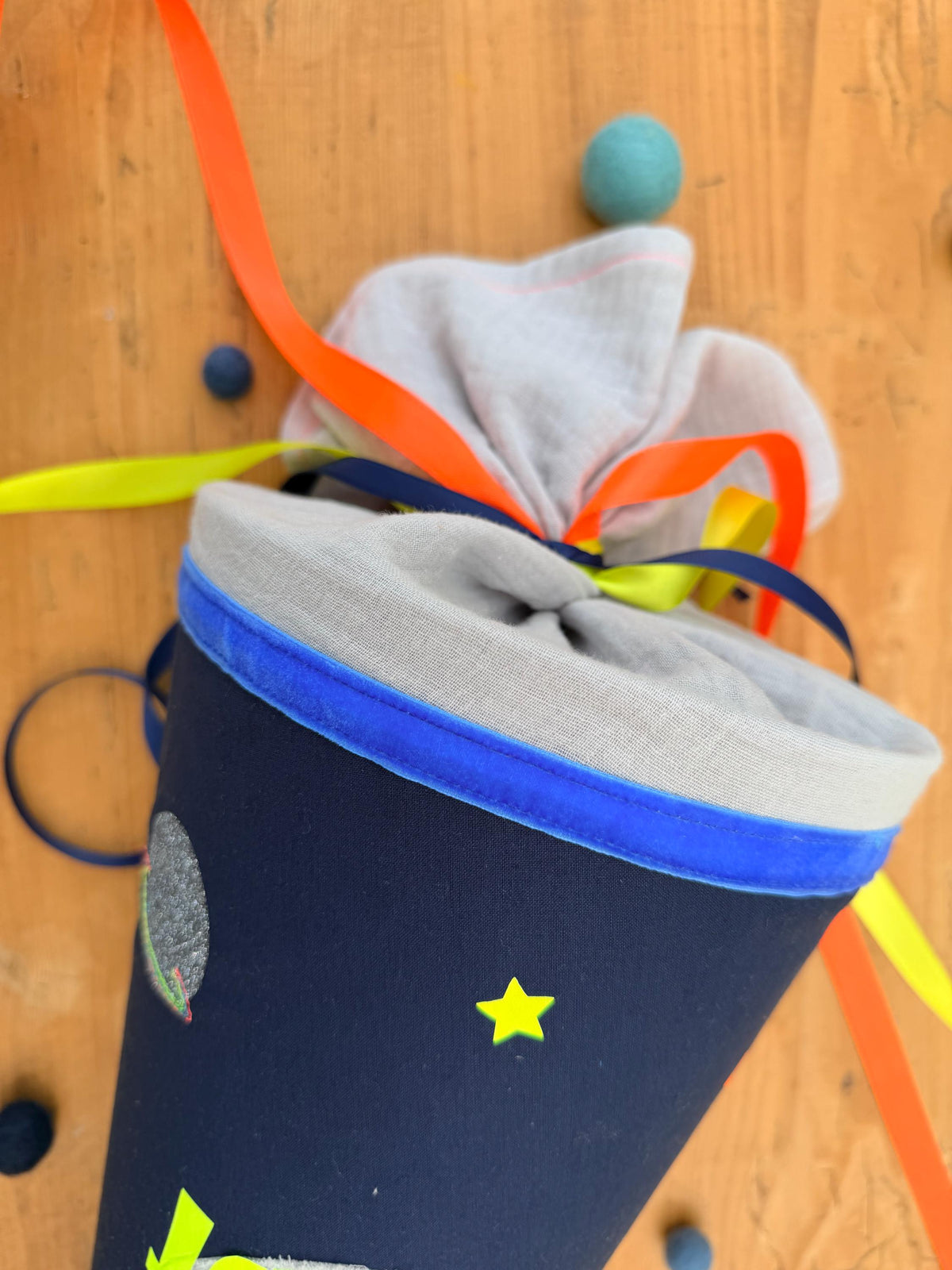 Schultüte Rakete Weltall, Musselin Schultüte mit Neonfarben, Zuckertüte für Jungen, Stoff Schultüte, Schultüte personalisiert Jungen