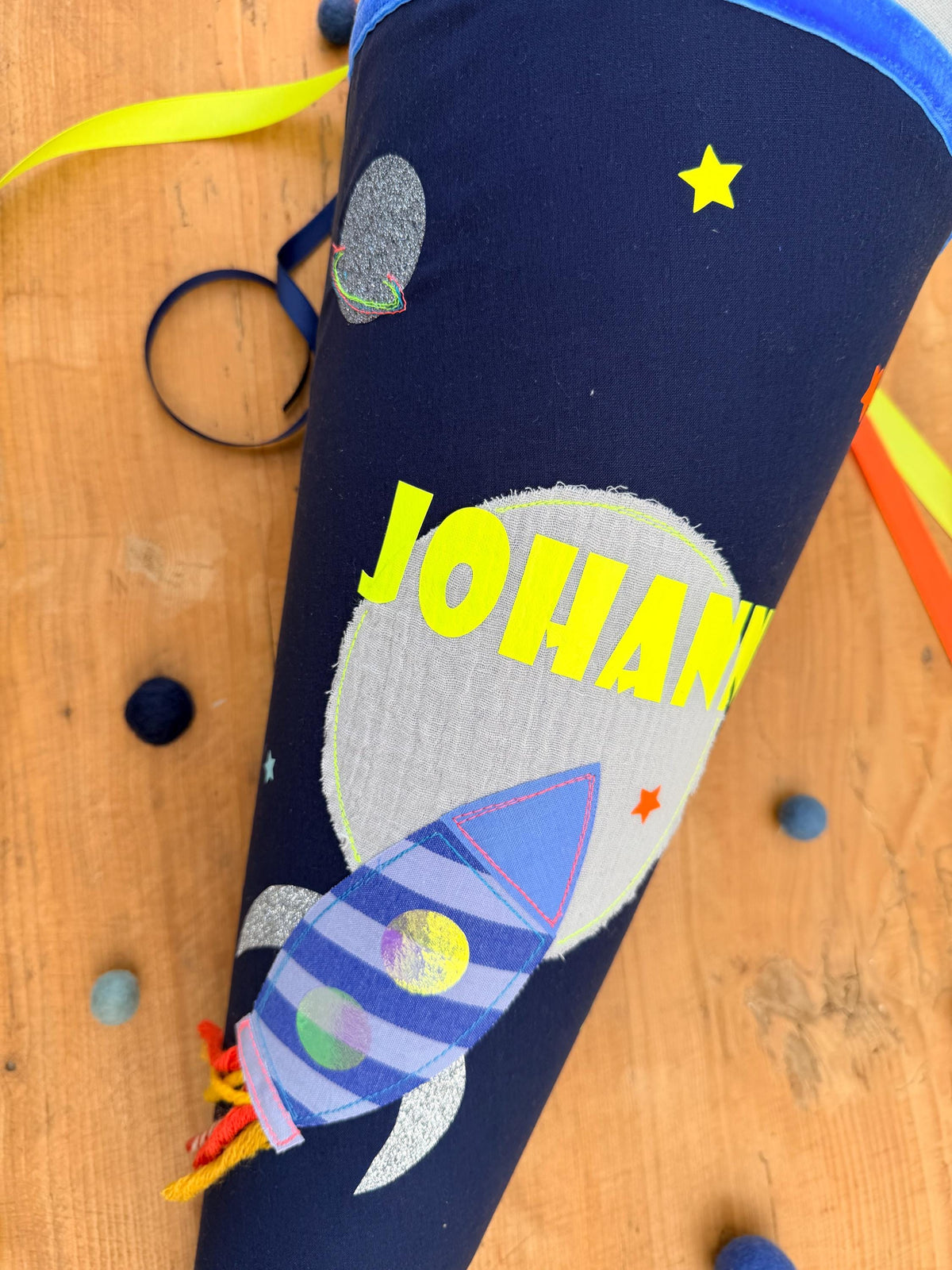Schultüte Rakete Weltall, Musselin Schultüte mit Neonfarben, Zuckertüte für Jungen, Stoff Schultüte, Schultüte personalisiert Jungen
