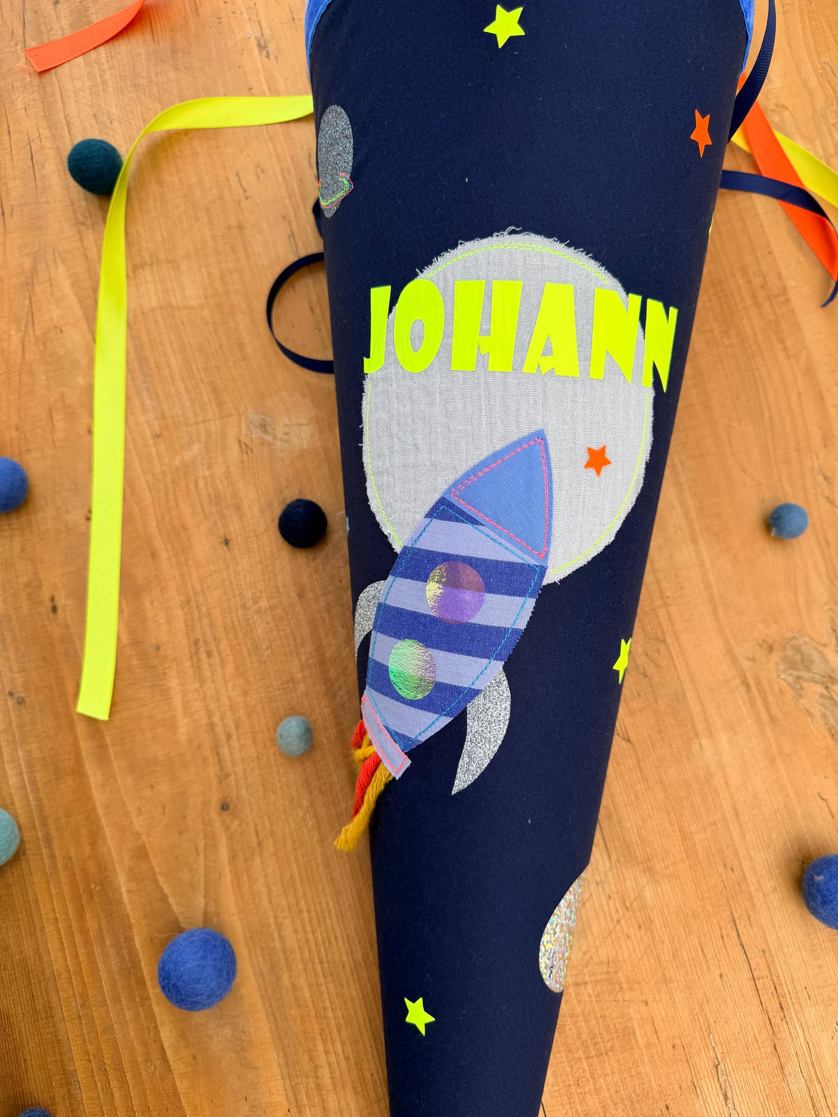 Schultüte Rakete Weltall, Musselin Schultüte mit Neonfarben, Zuckertüte für Jungen, Stoff Schultüte, Schultüte personalisiert Jungen