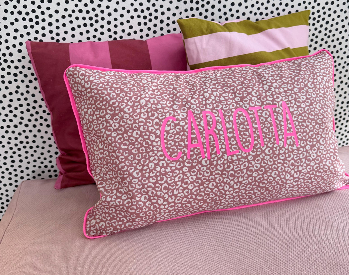 Personalisiertes Kinderkissen Leoprint mit Namen in Neonpink, Kuschelkissen für Mädchen, Neonfarben Kinderzimmer