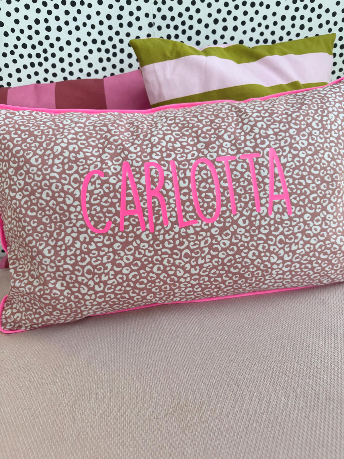 Personalisiertes Kinderkissen Leoprint mit Namen in Neonpink, Kuschelkissen für Mädchen, Neonfarben Kinderzimmer
